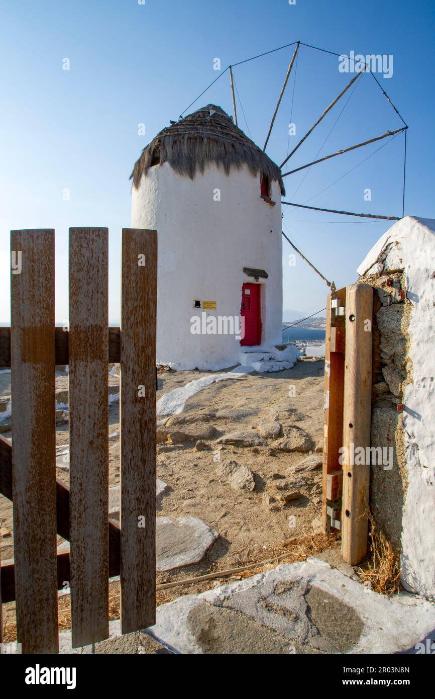 Traditionelle venezianische Windmühle mit Blick auf Mykonos Stadt in Mykonos, Griechenland, in der Kykladen-Kette der Ägäischen Inseln. Stockfoto