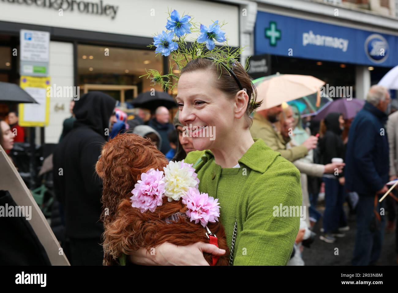 London, Großbritannien. 06. Mai 2023 King's Road Krönung Party bei Regenwetter. Ich liebe die King Charles Cavalier Parade von My Human. Die Krönung von König Karl III. Am 6. Mai. Kredit: Waldemar Sikora/Alamy Live News Stockfoto