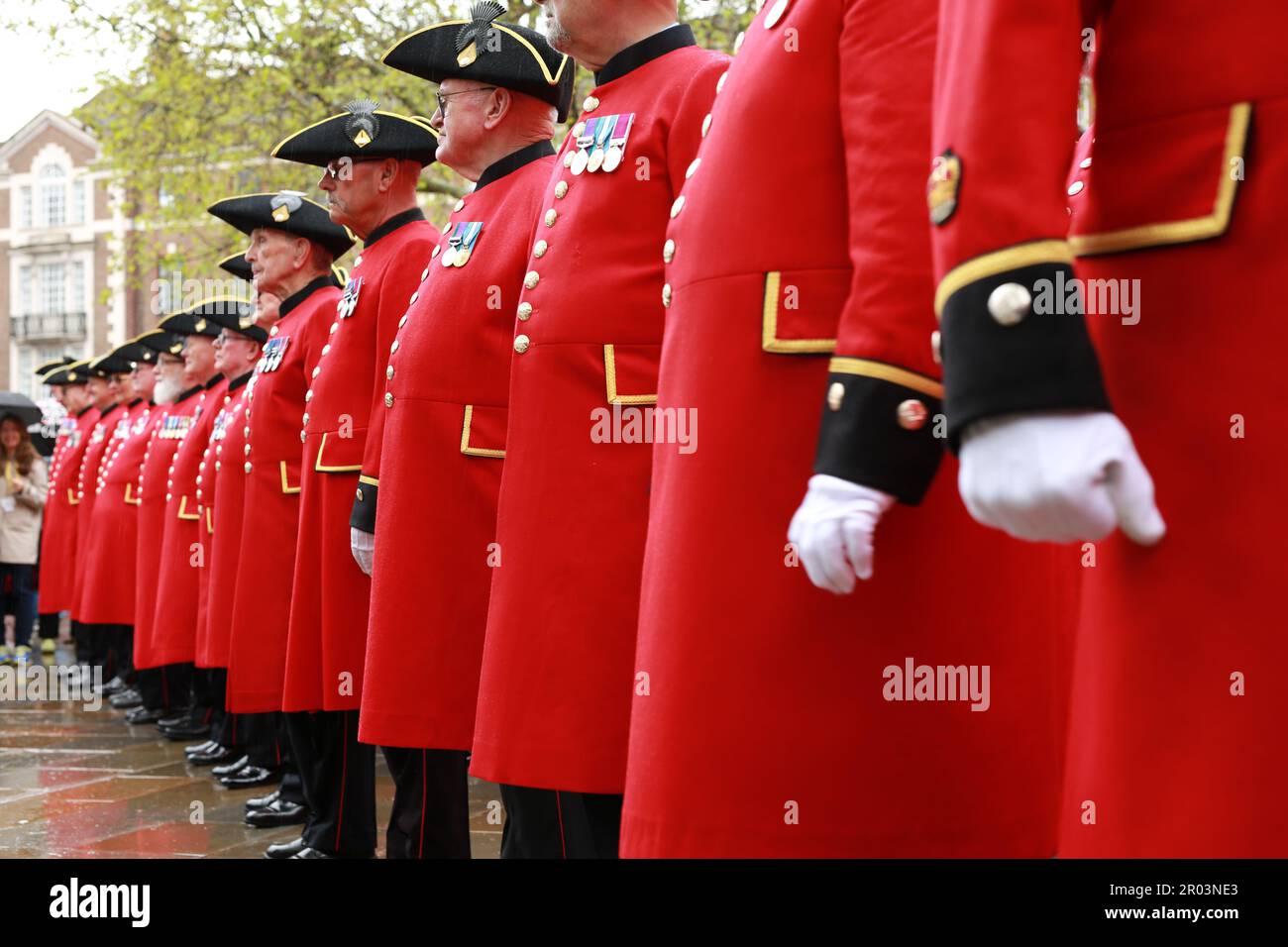 London, Großbritannien. 06. Mai 2023 King's Road Krönung Party bei Regenwetter. Die Chelsea-Rentner Marschieren. Die Krönung von König Karl III. Am 6. Mai. Kredit: Waldemar Sikora/Alamy Live News Stockfoto