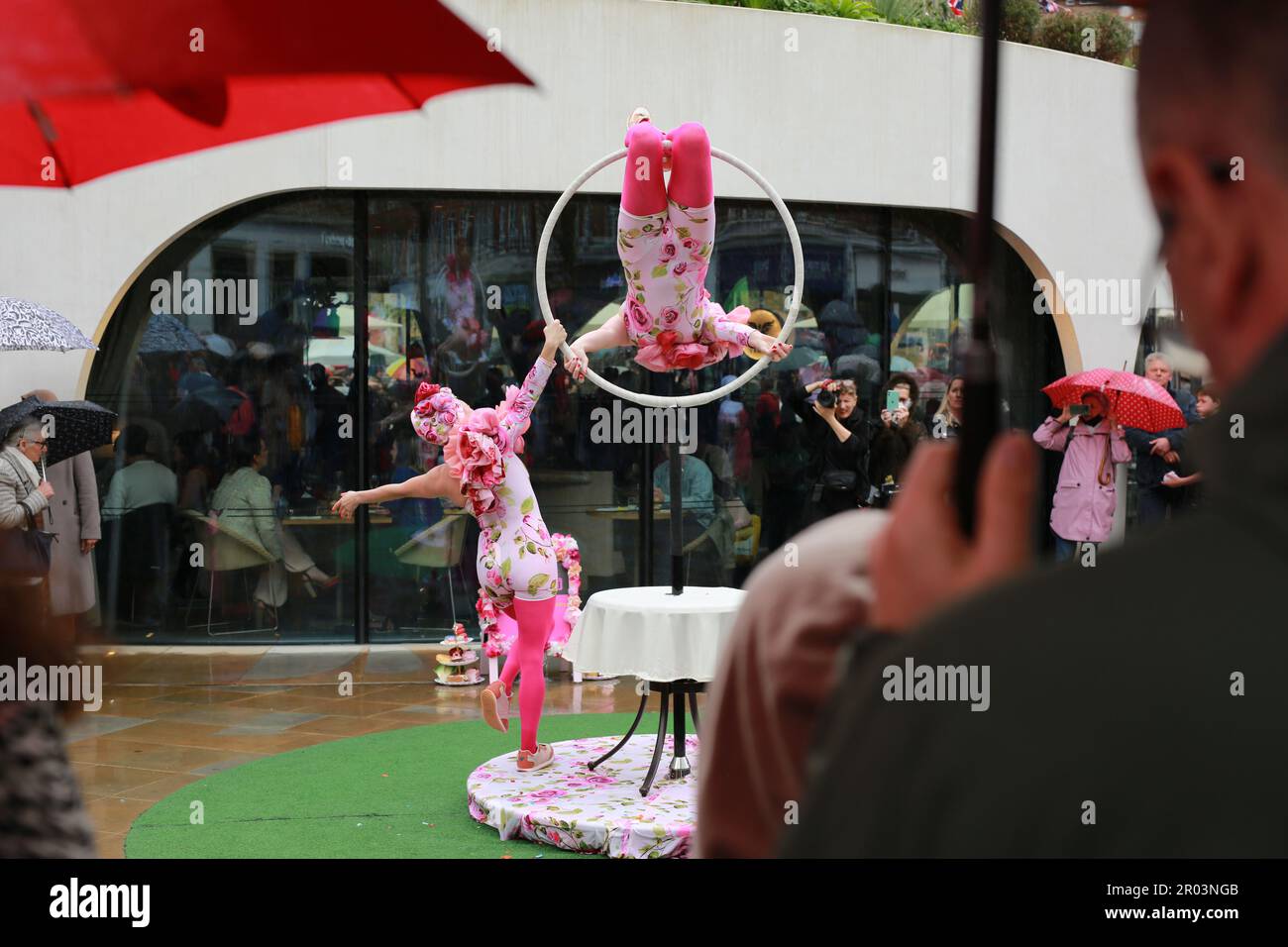 London, Großbritannien. 06. Mai 2023 King's Road Coronation Party in Rainy Weather, inc Die Chelsea Pensioners March und Love My Human's King Charles Cavalier Parade. Die Krönung von König Karl III. Am 6. Mai. Kredit: Waldemar Sikora/Alamy Live News Stockfoto