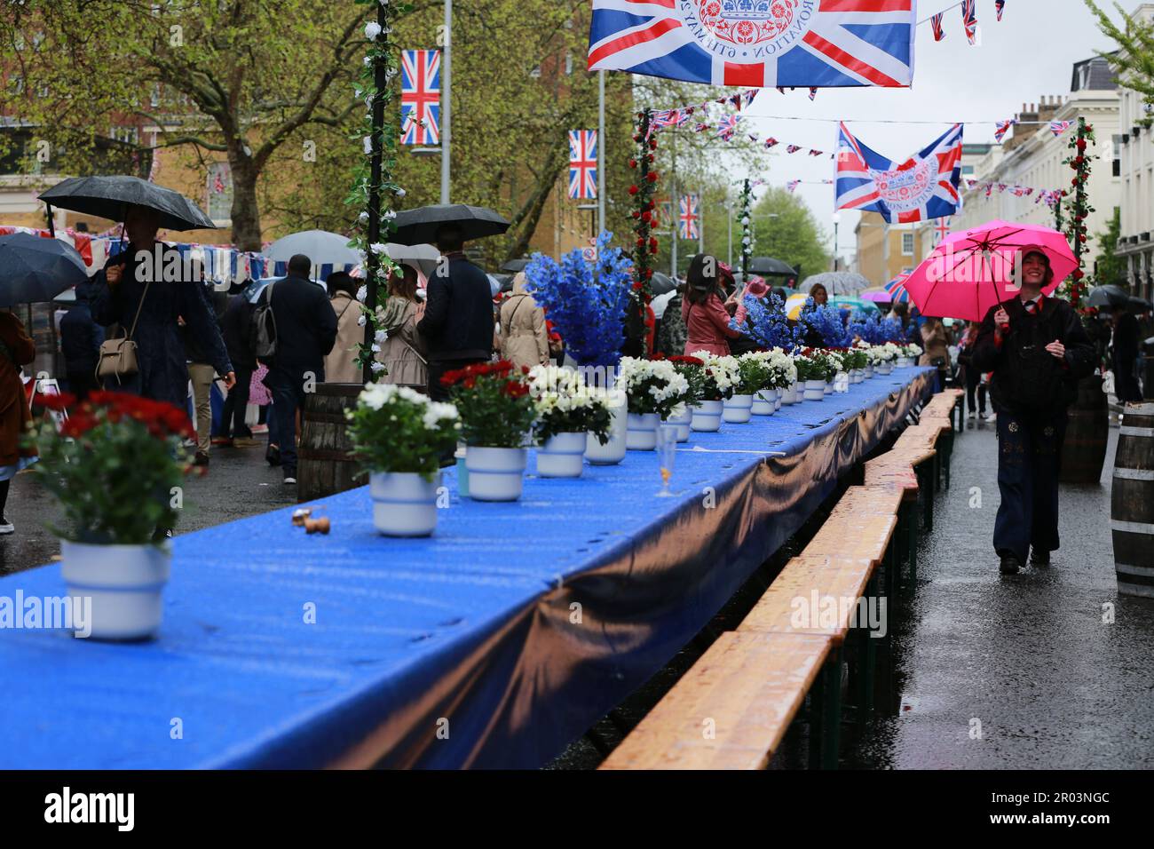 London, Großbritannien. 06. Mai 2023 King's Road Coronation Party in Rainy Weather, inc Die Chelsea Pensioners March und Love My Human's King Charles Cavalier Parade. Die Krönung von König Karl III. Am 6. Mai. Kredit: Waldemar Sikora/Alamy Live News Stockfoto