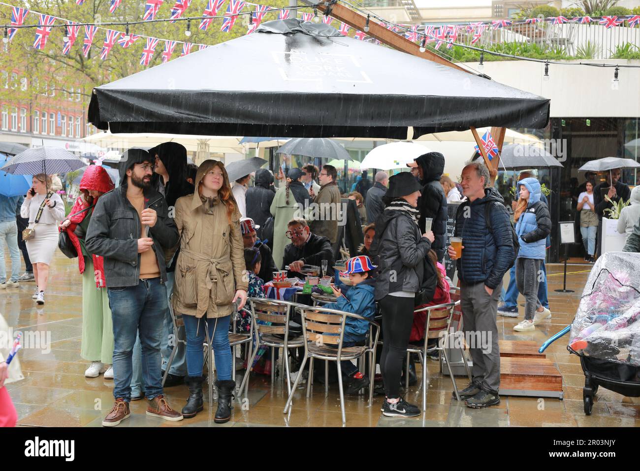 London, Großbritannien. 06. Mai 2023 King's Road Coronation Party in Rainy Weather, inc Die Chelsea Pensioners March und Love My Human's King Charles Cavalier Parade. Die Krönung von König Karl III. Am 6. Mai. Kredit: Waldemar Sikora/Alamy Live News Stockfoto