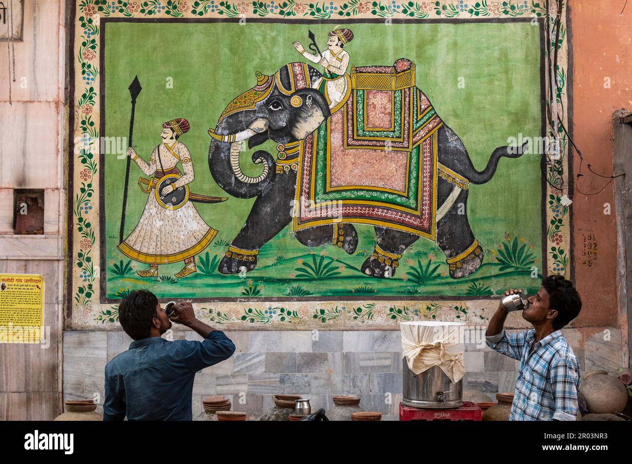 Zwei Männer trinken von einer öffentlichen Wasserstation in Jodhpur, Rajasthan, Indien Stockfoto