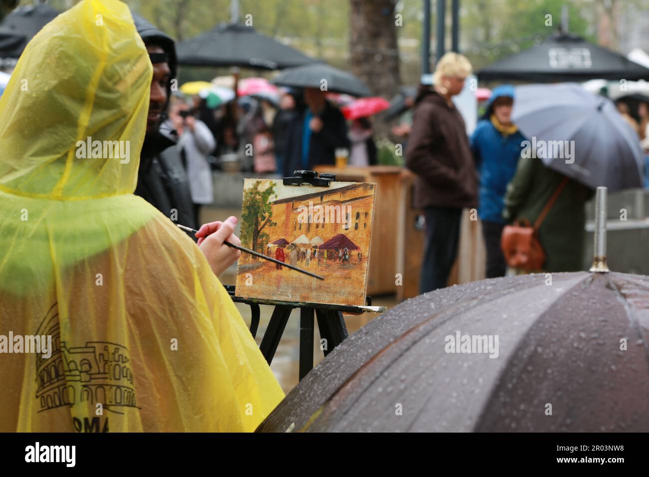 London, Großbritannien. 06. Mai 2023 King's Road Coronation Party in Rainy Weather, inc Die Chelsea Pensioners March und Love My Human's King Charles Cavalier Parade. Die Krönung von König Karl III. Am 6. Mai. Kredit: Waldemar Sikora/Alamy Live News Stockfoto