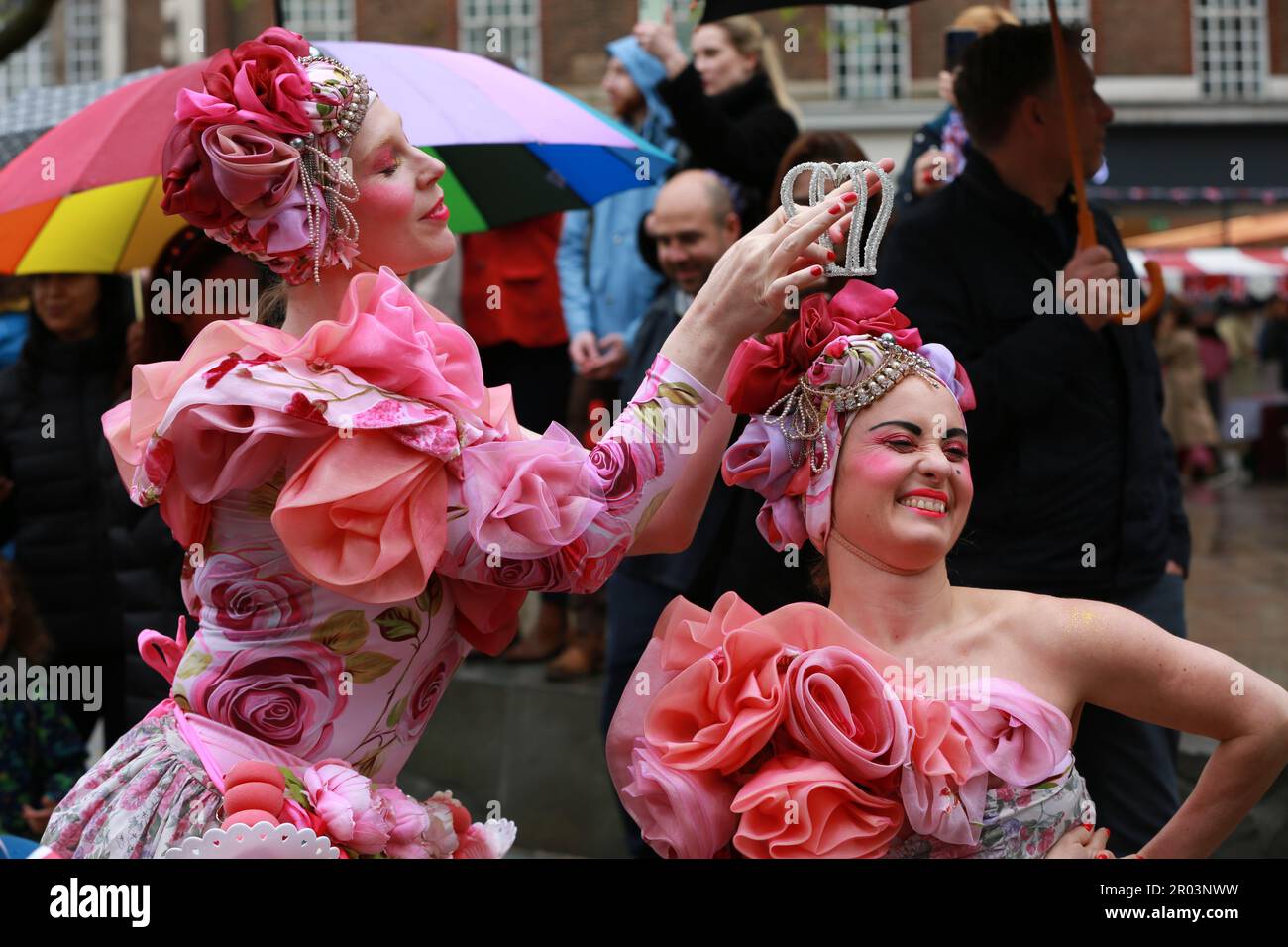 London, Großbritannien. 06. Mai 2023 King's Road Coronation Party in Rainy Weather, inc Die Chelsea Pensioners March und Love My Human's King Charles Cavalier Parade. Die Krönung von König Karl III. Am 6. Mai. Kredit: Waldemar Sikora/Alamy Live News Stockfoto