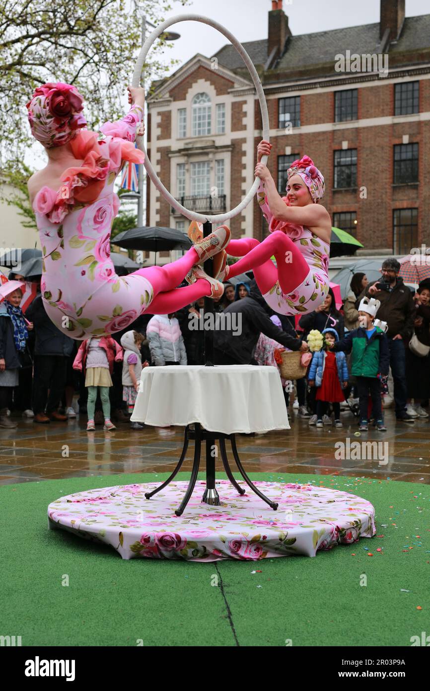 London, Großbritannien. 06. Mai 2023 King's Road Coronation Party in Rainy Weather, inc Die Chelsea Pensioners March und Love My Human's King Charles Cavalier Parade. Die Krönung von König Karl III. Am 6. Mai. Kredit: Waldemar Sikora/Alamy Live News Stockfoto