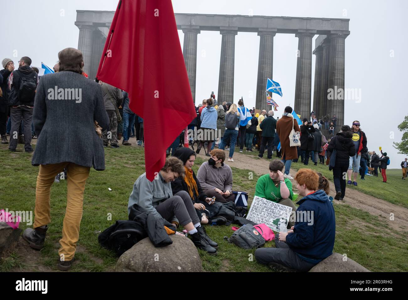 Edinburgh, Schottland, Vereinigtes Königreich, 6. Mai 2023. Demonstranten gegen die britische Monarchie und die Krönung von König Karl III. Versammeln sich zu einer Kundgebung auf Calton Hill, die von der parteiübergreifenden Gruppe Unsere Republik am 6. Mai 2023 in Edinburgh, Schottland, organisiert wird. Foto: Jeremy Sutton-Hibbert/Alamy Live News. Stockfoto