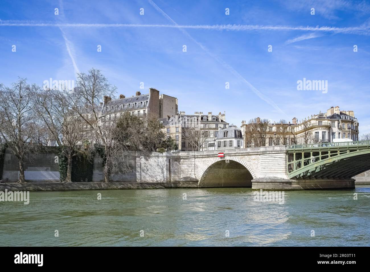 Paris, Blick auf die Sully-Brücke auf der ile de la Cite, wunderschöne Gebäude Stockfoto