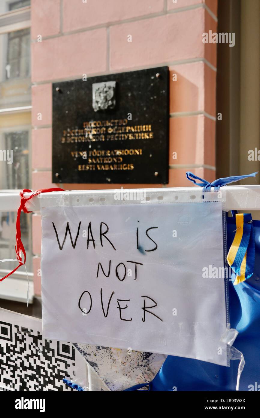 Proteste gegen die russische Invasion der Ukraine außerhalb der russischen Botschaft in Tallinn, Estland Stockfoto