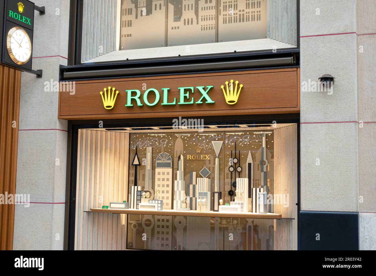 Genf, Schweiz - 14. Januar 2023: Rolex-Uhrenspeicher in Genf. Rolex SA ist ein Schweizer Hersteller von Luxusuhren mit Sitz in Genf. Stockfoto