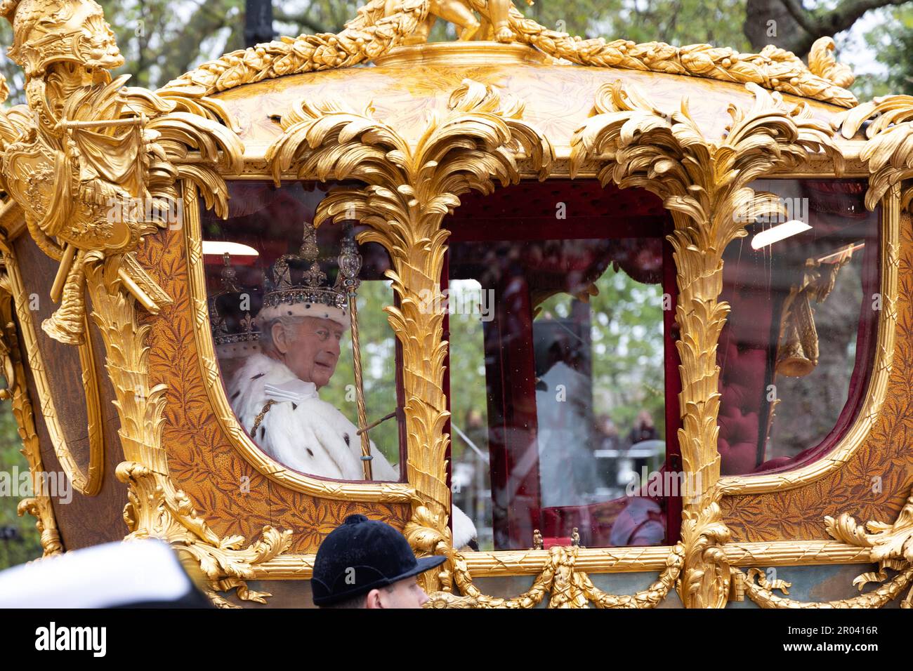 6. Mai 2023 - König Charles reist nach seiner Krönung in London in der Gold State Coach on the Mall Stockfoto