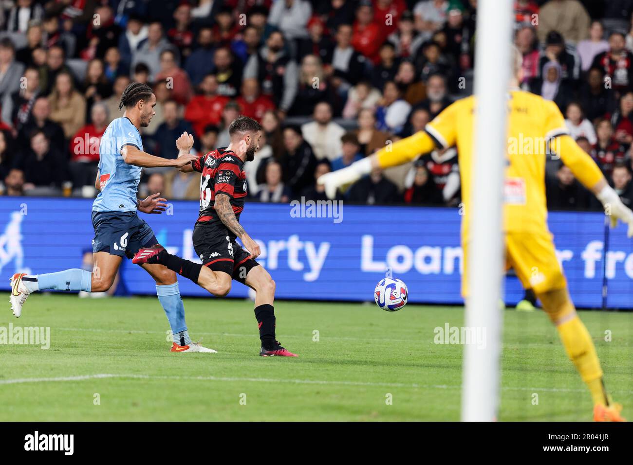 Sydney, Australien. 06. Mai 2023. Brandon Borrelloof The Wanderers tritt am 6. Mai 2023 im CommBank Stadium mit Jack Rodwell vom FC Sydney beim Endspiel zwischen den Wanderers und dem FC Sydney um den Ball an. Credit: IOIO IMAGES/Alamy Live News Stockfoto