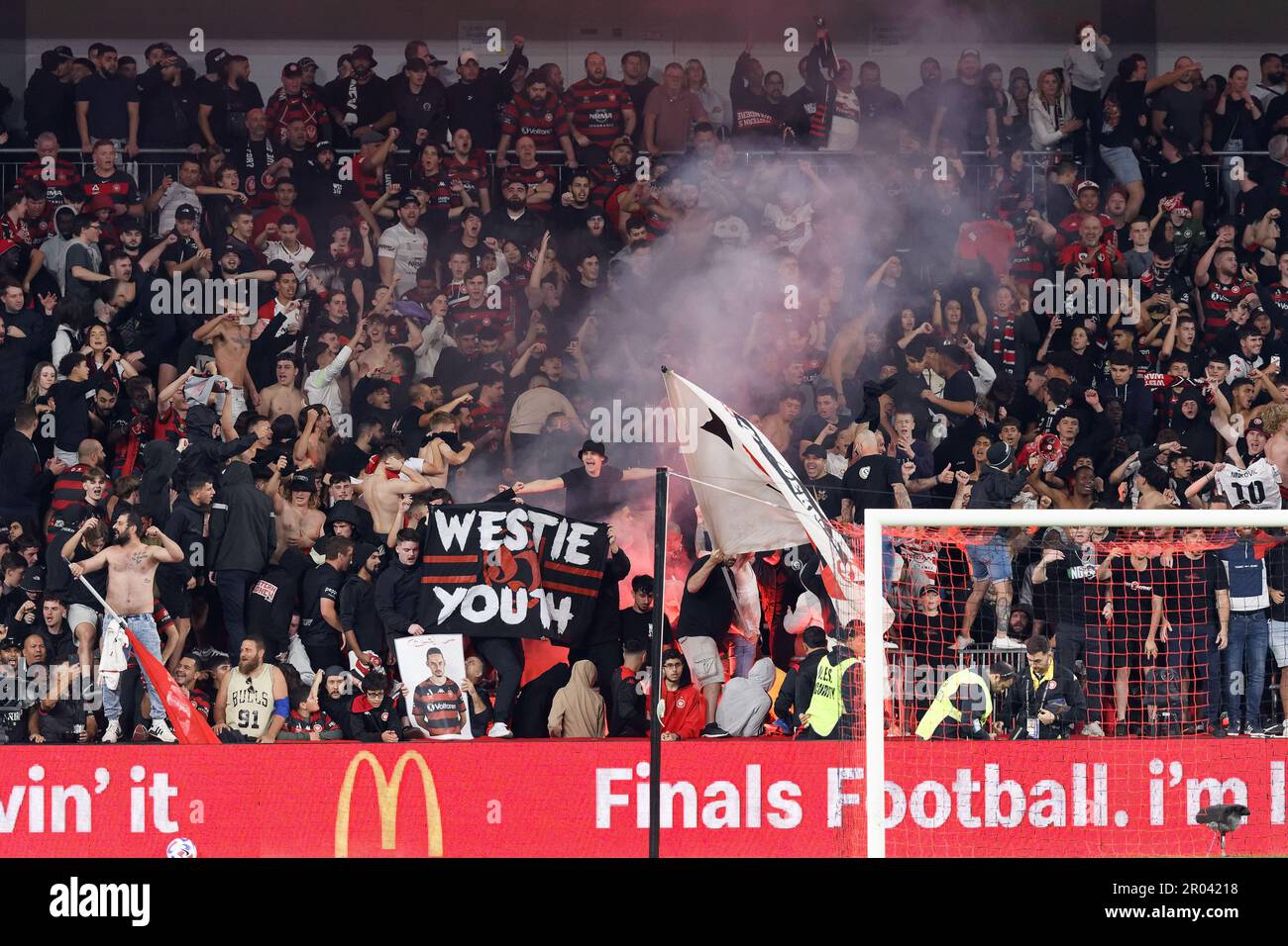 Sydney, Australien. 06. Mai 2023. Wanderers Supports löst beim Eliminationsfinale zwischen den Wanderers und dem FC Sydney im CommBank Stadium am 6. Mai 2023 in Sydney, Australien, ein Funkeln aus. Credit: IOIO IMAGES/Alamy Live News Stockfoto