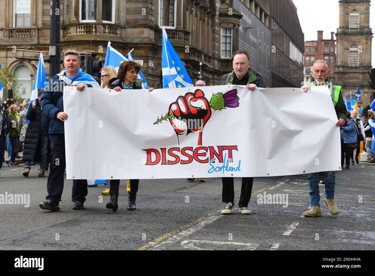 6., Mai 2023. Glasgow, Schottland, Großbritannien. Tausende von Menschen marschieren durch Schottland, um die schottische Unabhängigkeit zu unterstützen und gegen die Krönung von König Karl zu protestieren. Der marsch wurde von „All Under One Banner“ Credit organisiert. Douglas Carr/Alamy Live News Stockfoto