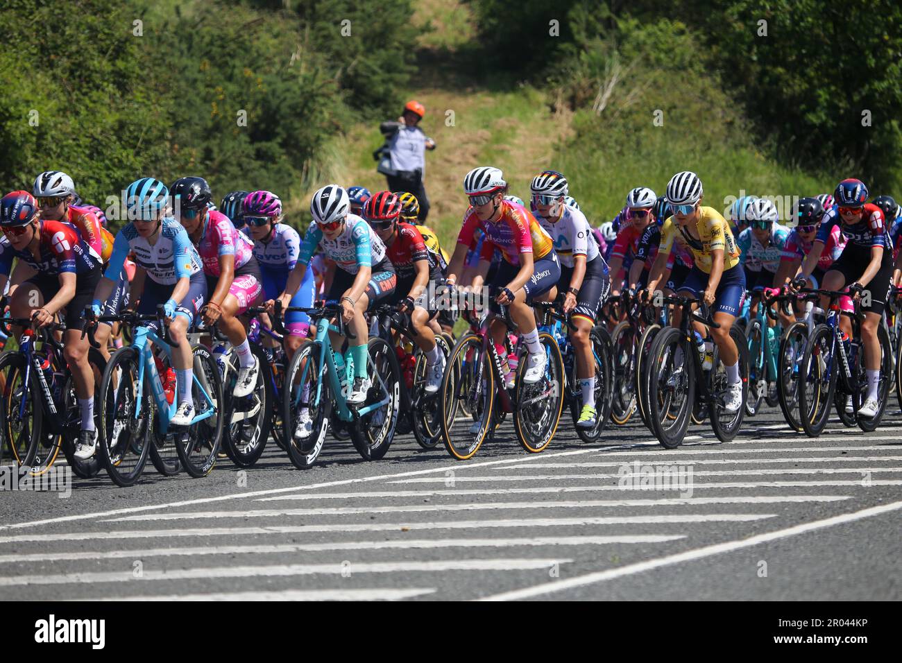 Tarrueza, Spanien, 06. Mai 2023: Die Radfahrerin von Team SD Worx, Marie Schreiber, die während der 6. Etappe des LaVuelta der Frauen mit Carrefour 2023 zwischen Castro-Urdiales und Laredo am 06. Mai 2023 in Tarrueza, Spanien, im Peloton reitet. Kredit: Alberto Brevers / Alamy Live News Stockfoto