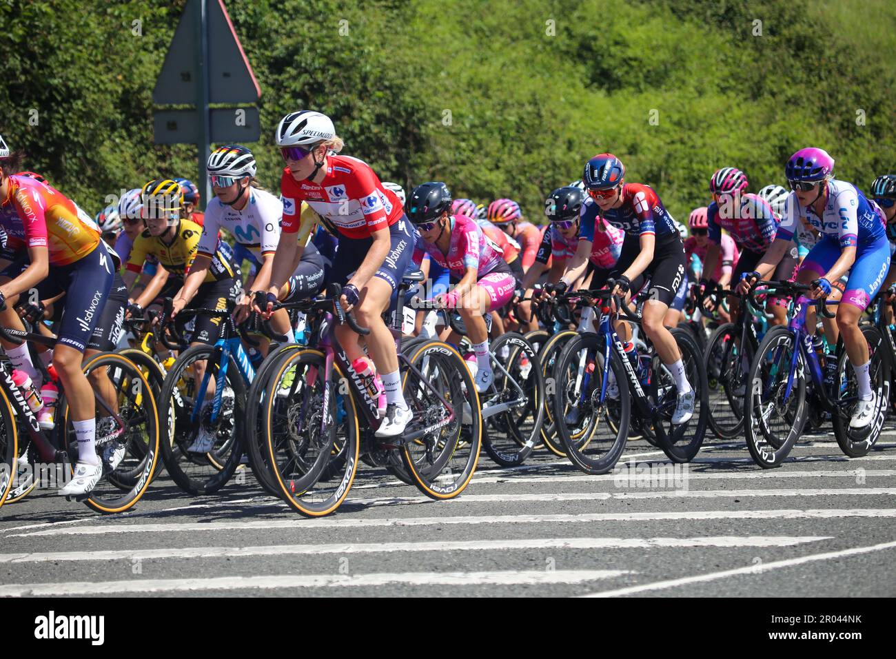 Tarrueza, Spanien, 06. Mai 2023: Der Radfahrer von Team SD Worx, Demi Vollering mit dem roten Trikot des Anführers der allgemeinen Klassifikation, der in der 6. Etappe des LaVuelta der Frauen von Carrefour 2023 zwischen Castro-Urdiales und Laredo reitet, am 6. Mai 2023 in Tarrueza, Spanien. Kredit: Alberto Brevers / Alamy Live News Stockfoto