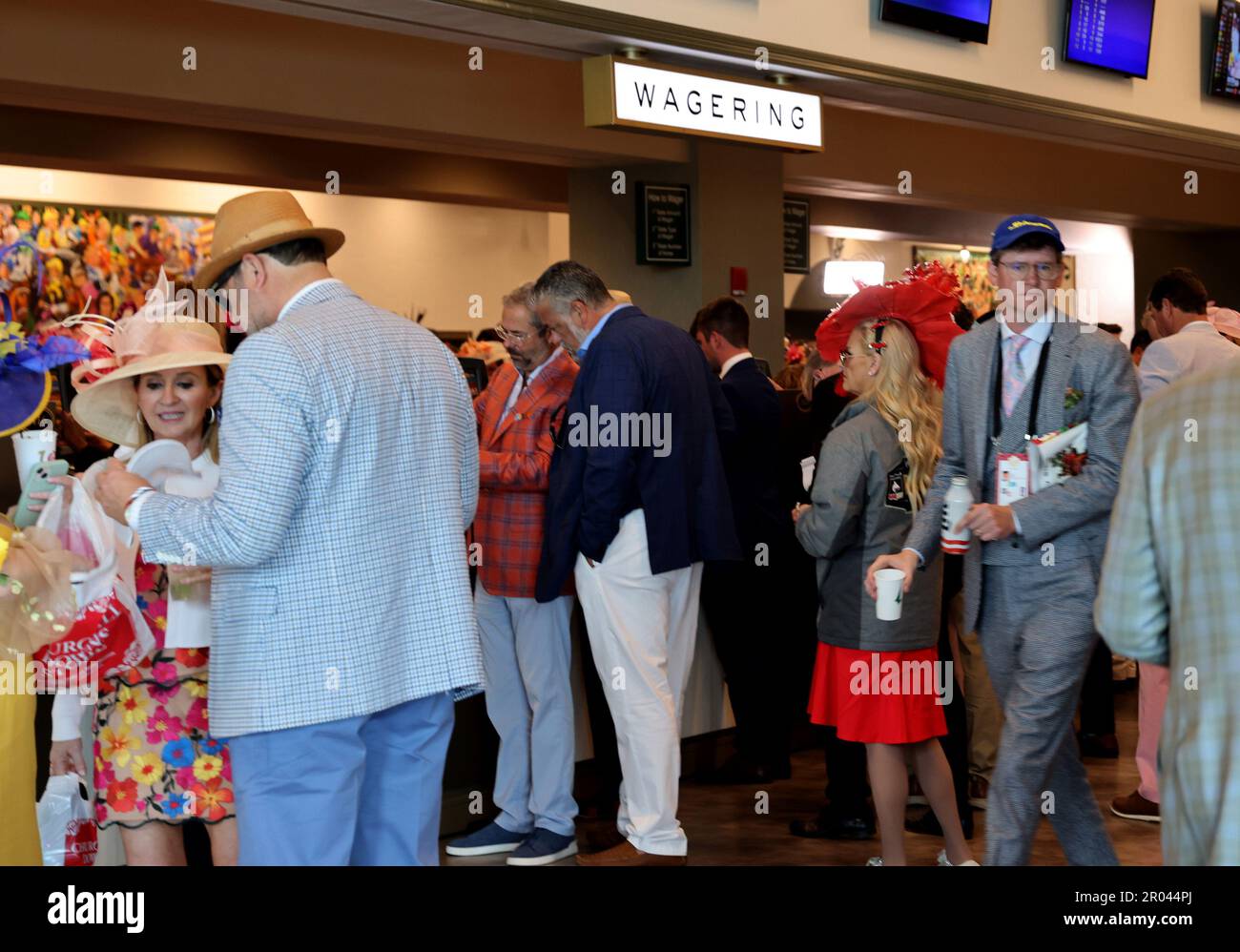 Louisville, Usa. 09. Februar 2022. Pferderennsportfans warten am Freitag, den 6. Mai 2023 in Louisville, Kentucky, in der Schlange, um ihre Wetten zu platzieren, während sie auf den 149. Lauf des Kentucky Derby bei Churchill Downs in Louisville, Kentucky, warten. Foto: John Sommers II/UPI Credit: UPI/Alamy Live News Stockfoto