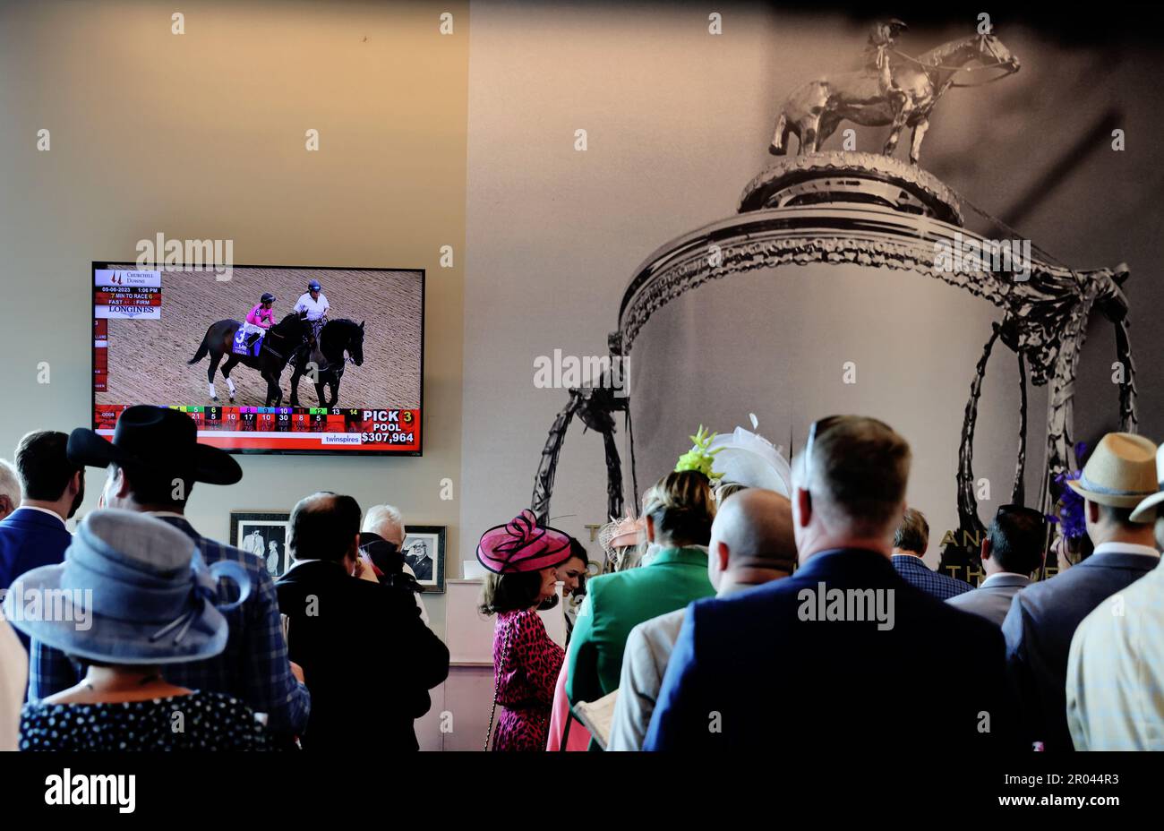 Louisville, Usa. 09. Februar 2022. Pferderennsportfans warten am Freitag, den 6. Mai 2023 in Louisville, Kentucky, in der Schlange, um ihre Wetten zu platzieren, während sie auf den 149. Lauf des Kentucky Derby bei Churchill Downs in Louisville, Kentucky, warten. Foto: John Sommers II/UPI Credit: UPI/Alamy Live News Stockfoto