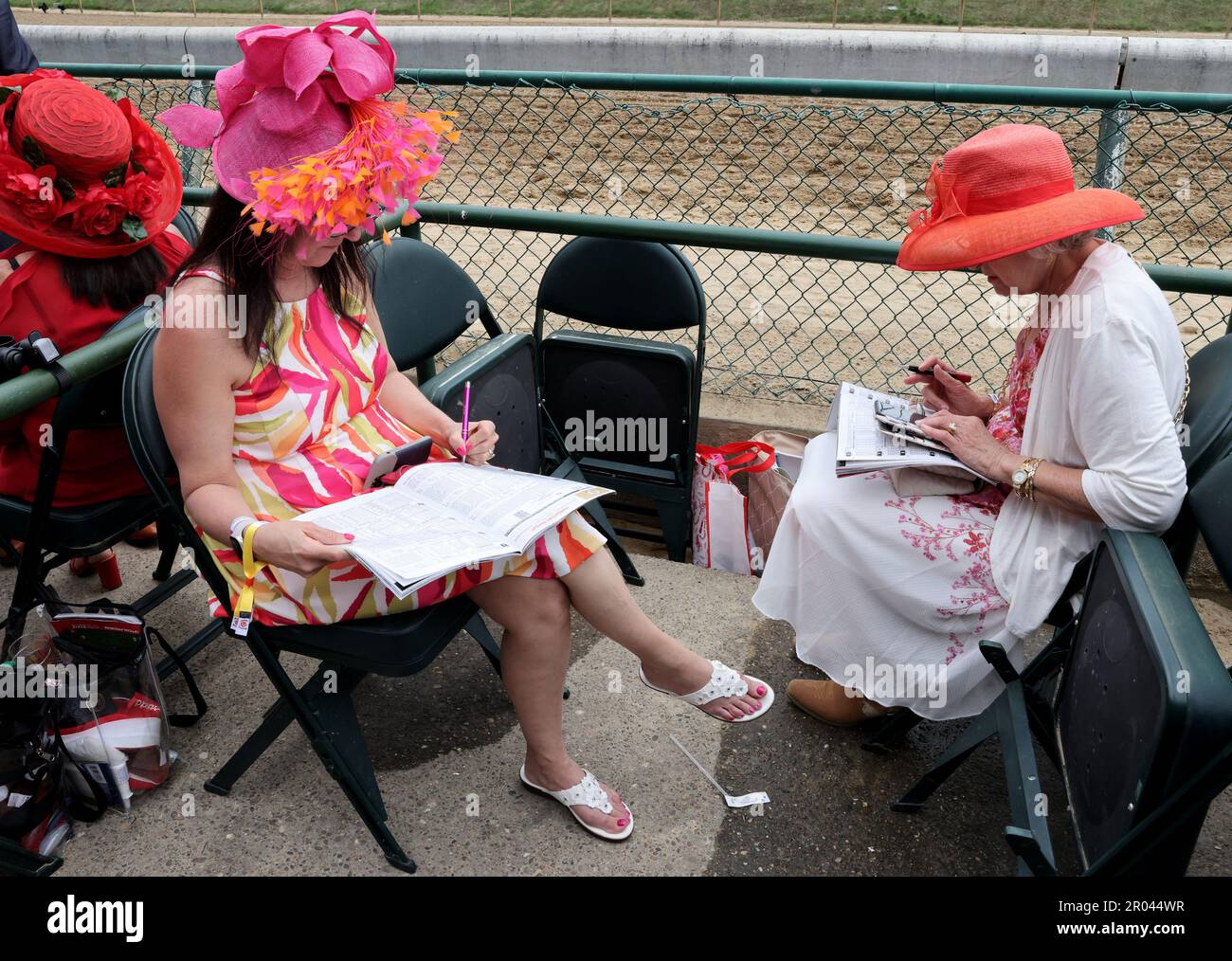 Louisville, Usa. 09. Februar 2022. Rennfans schauen sich ihre Programme an, bevor sie ihre Wetten abschließen, während sie auf den 149. Lauf des Kentucky Derby bei Churchill Downs in Louisville, Kentucky, am Freitag, den 6. Mai 2023 warten. Foto: John Sommers II/UPI Credit: UPI/Alamy Live News Stockfoto