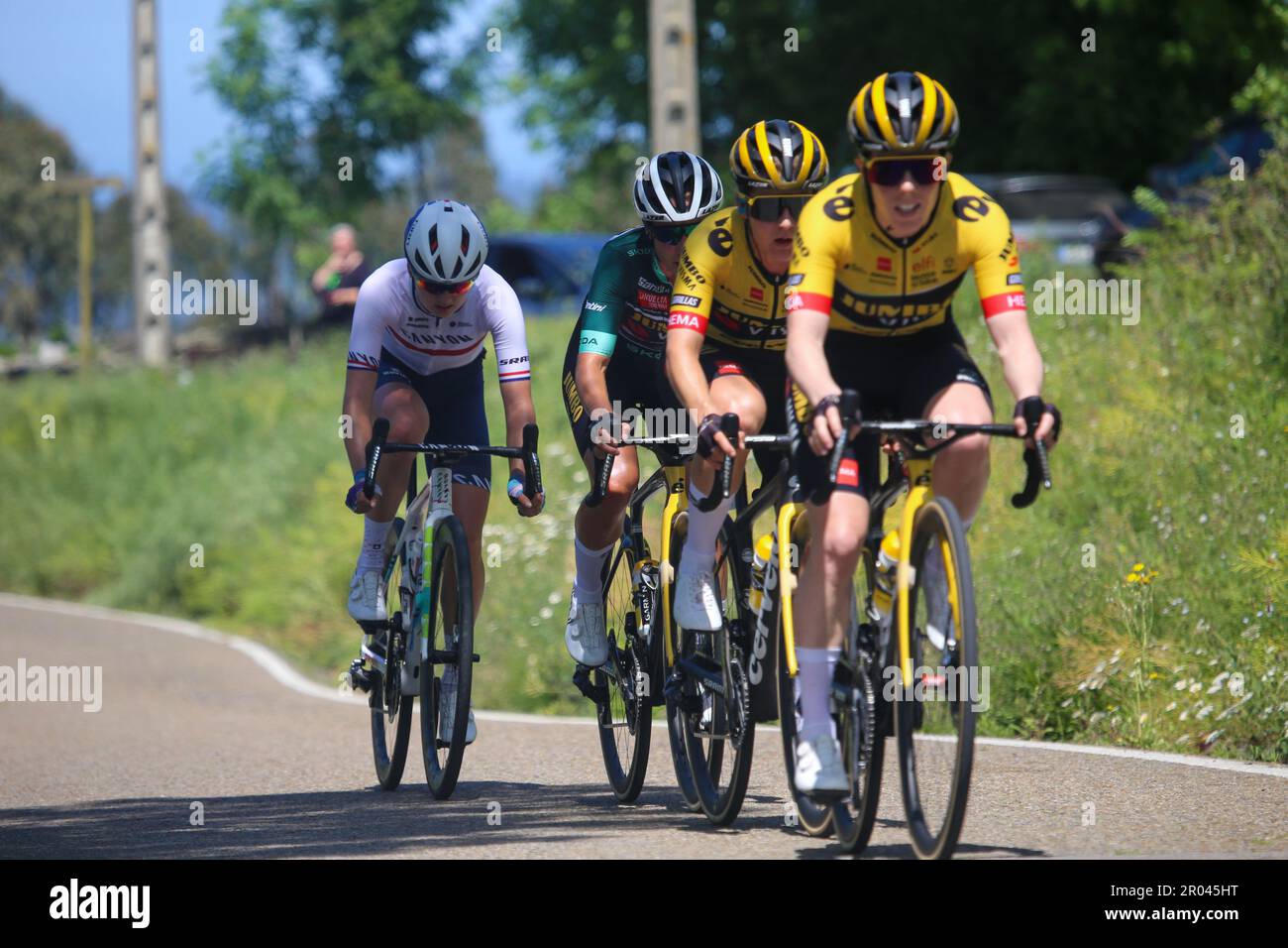 Solorzano, Spanien, 06. Mai 2023: Team Jumbo-Visma Radfahrer Amber Kraak (R) zieht eine Gruppe, gefolgt von Anna Henderson (Team Jumbo-Visma, 2R), Marianne Vos (Team Jumbo-Visma, 2L) und von Alice Towers (Canyon / / SRAM Racing, L) Während der 6. Phase der LaVuelta der Frauen von Carrefour 2023 zwischen Castro-Urdiales und Laredo, am 06. Mai 2023 in Solorzano, Spanien. Kredit: Alberto Brevers / Alamy Live News Stockfoto