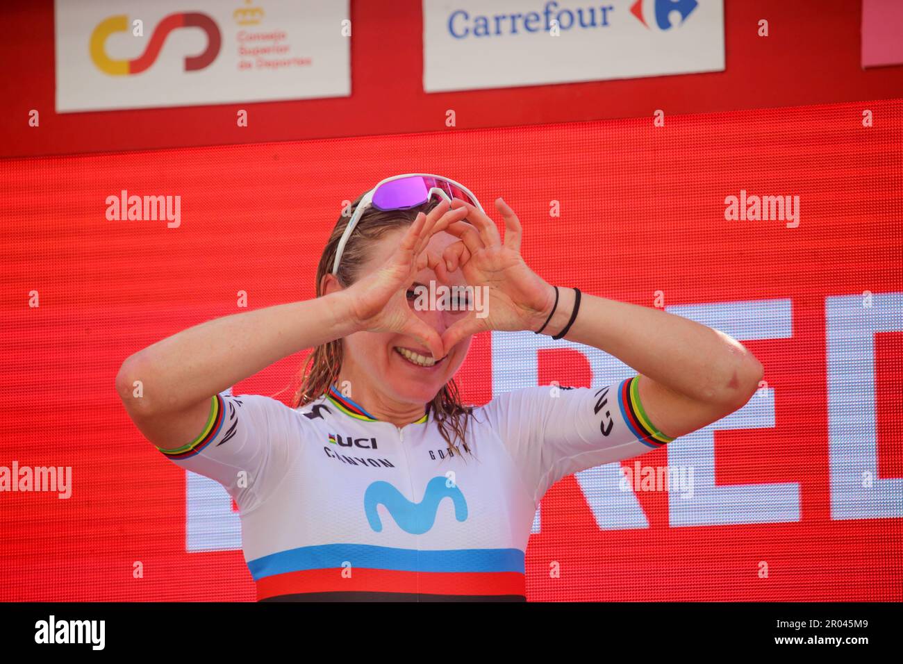 Laredo, Spanien, 06. Mai 2023: Die Radfahrerin des Movistar-Teams Annemiek Van Vleuten macht am 06. Mai 2023 in Laredo, Spanien, einen Herzinfarkt auf dem Podium während der 6. Etappe des LaVuelta der Frauen von Carrefour 2023 zwischen Castro-Urdiales und Laredo. Kredit: Alberto Brevers / Alamy Live News Stockfoto