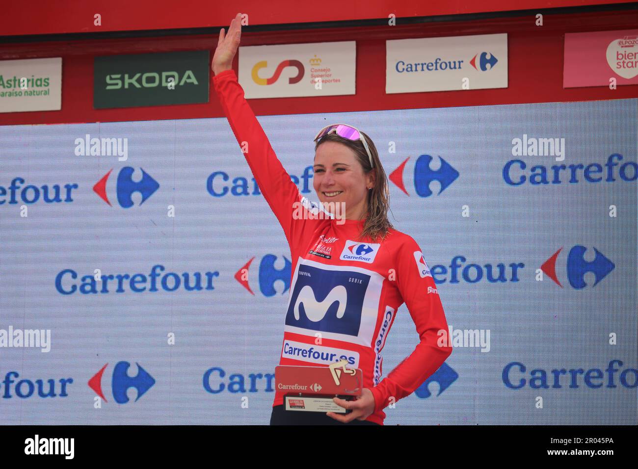 Laredo, Spanien, 06. Mai 2023: Radfahrer des Movistar-Teams Annemiek Van Vleuten auf dem Podium mit dem roten Trikot der allgemeinen Klassifikation während der 6. Stufe des LaVuelta von Carrefour 2023 zwischen Castro-Urdiales und Laredo, am 06. Mai 2023 in Laredo, Spanien. Kredit: Alberto Brevers / Alamy Live News Stockfoto