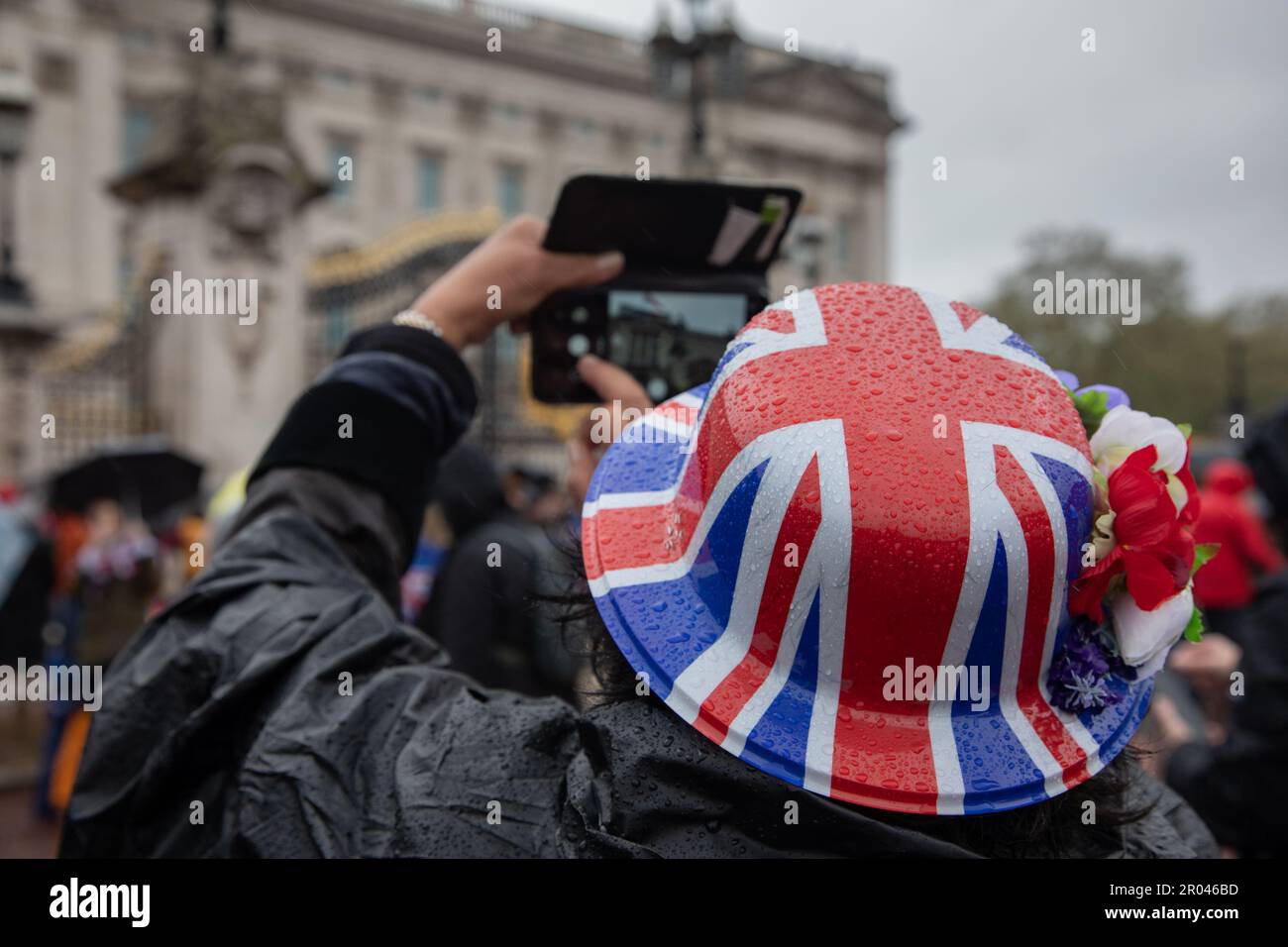 London, Großbritannien. 6. Mai 2023 Trotz des strömenden Regens mischen sich königliche Fans vor dem Buckingham Palace nach der Krönung von König Karl III. Und Königin Camilla am Samstag, den 6. Mai 2023. Kredit: Kiki Streitberger / Alamy Live News Stockfoto