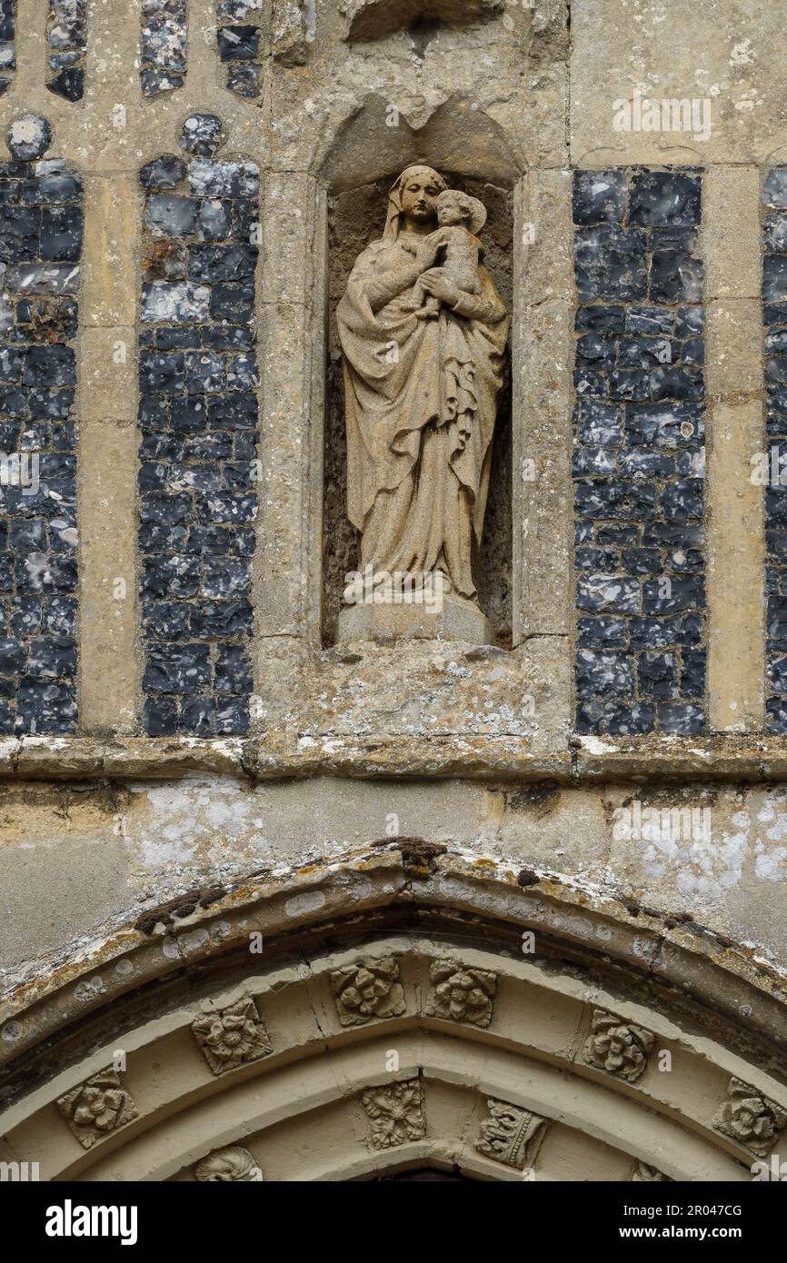 Veranda aus dem 15. Jahrhundert, mit späteren Statuen der Jungfrau Maria, des Petersdoms und des Petersdoms in der Kirche St. Peter und St. Paul, Bardwell, Suffolk Stockfoto