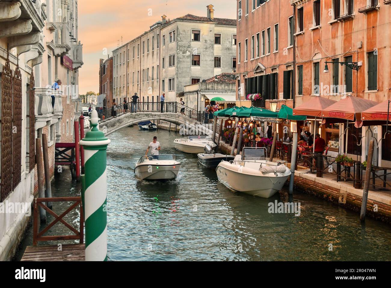 Rio di San Lorenzo Kanal mit Restaurants am Wasser bei Sonnenuntergang, Venedig, Veneto, Italien Stockfoto