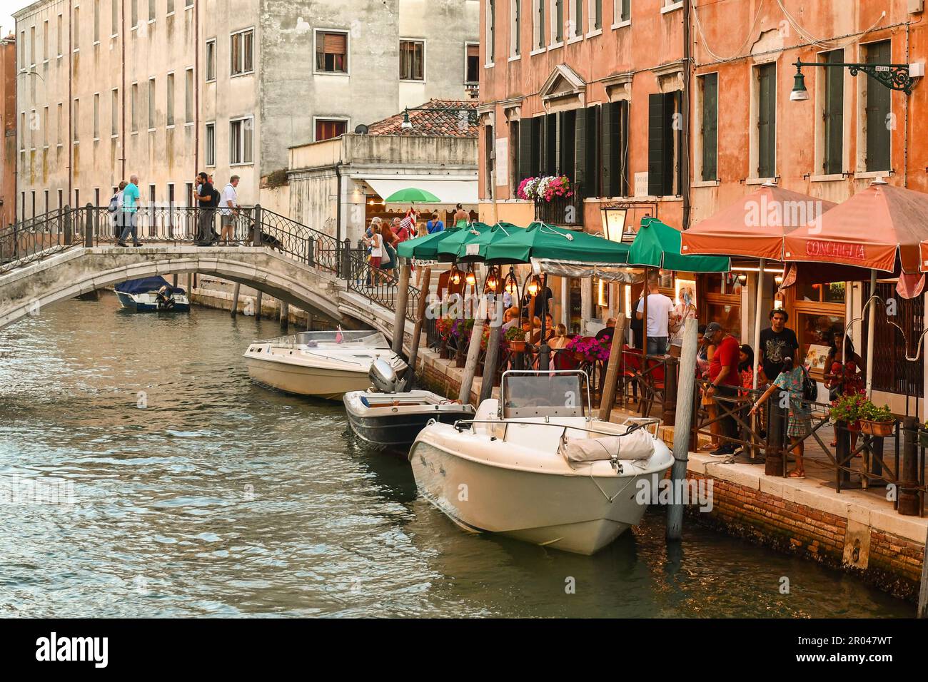 Rio von San Lorenzo mit Touristen in Restaurants am Wasser zum Abendessen im Sommer, Venedig, Veneto, Italien Stockfoto