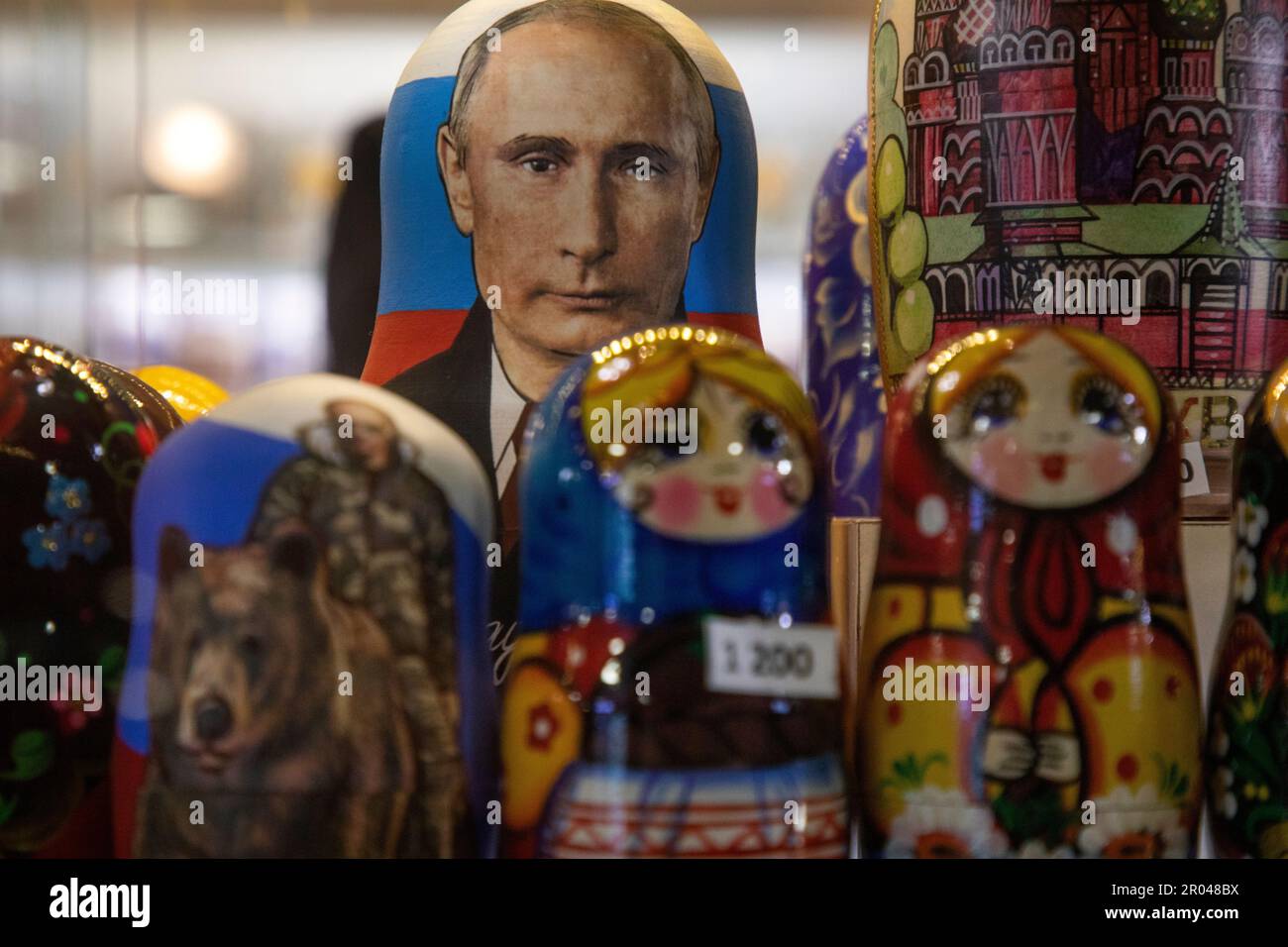 Moskau, Russland. 6. Mai 2023. Traditionelle russische Symbole - Matryoschka-Puppen, Wladimir Putin-Porträt im Souvenir-Kiosk an der zentralen Straße in Moskau, Russland Stockfoto