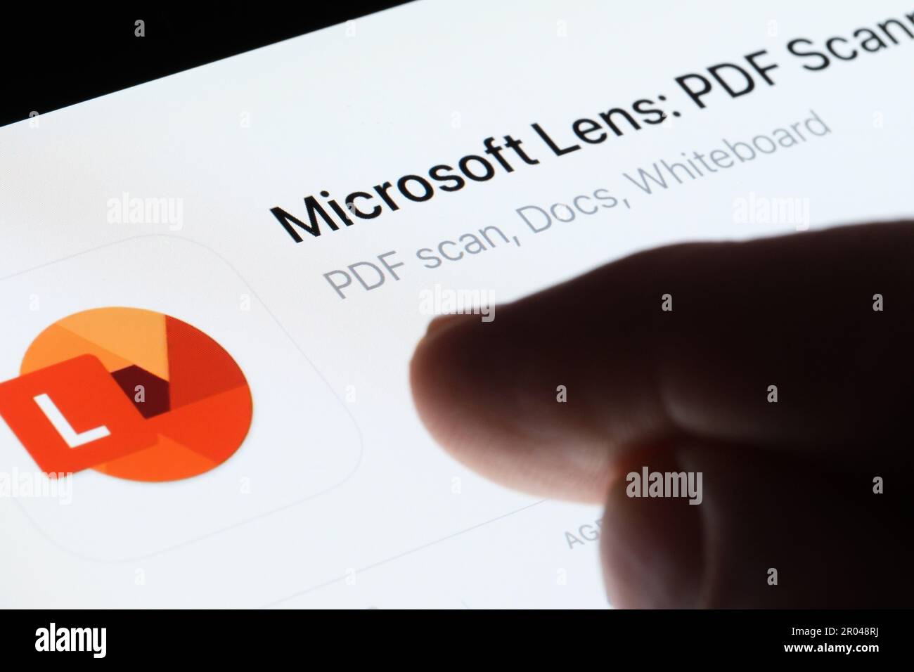 Die App Microsoft Lens wird im App Store auf dem iPad-Bildschirm angezeigt und zeigt mit unscharfen Fingern darauf. Selektiver Fokus. Stafford, Großbritannien, 6. Mai 2023 Stockfoto