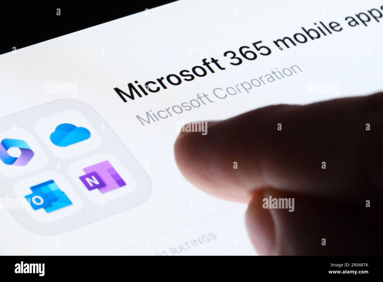 Die mobile App Microsoft 365 wird im App Store auf dem Bildschirm des ipads angezeigt und zeigt mit unscharfen Fingern darauf. Selektiver Fokus. Stafford, Vereinigtes Königreich, Mai 6, Stockfoto