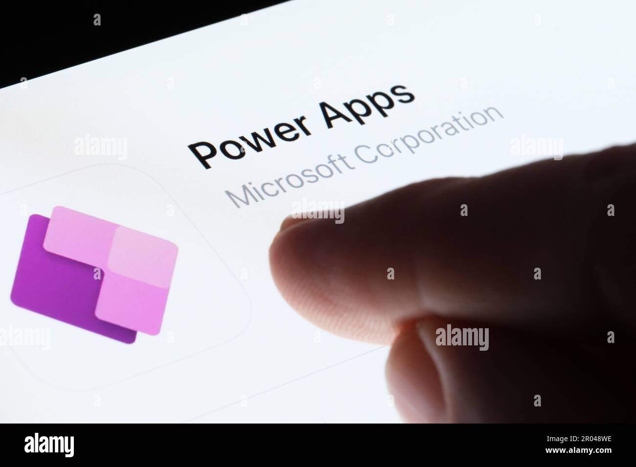 Power Apps-Symbol wird im App Store auf dem Bildschirm des ipads angezeigt und der Finger ist unscharf, wenn er darauf zeigt. Selektiver Fokus. Stafford, Großbritannien, 6. Mai 2023 Stockfoto
