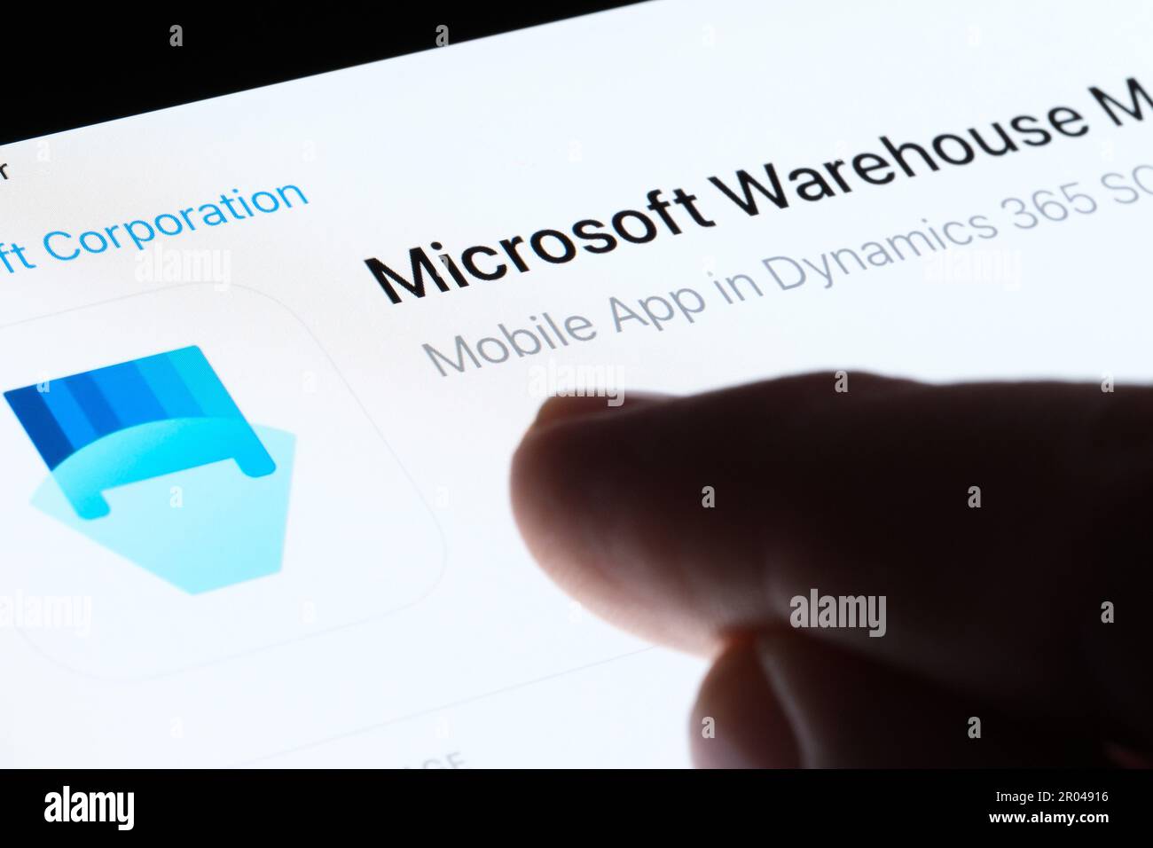 Die Microsoft Warehouse App wird im App Store auf dem iPad-Bildschirm angezeigt und zeigt mit dem Finger unscharf darauf. Selektiver Fokus. Stafford, Großbritannien, 6. Mai 2 Stockfoto
