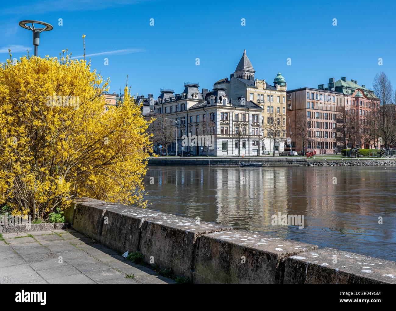 Norrkoping Stadt und Motala Fluss in Refvens grund an einem sonnigen Frühlingstag. Norrkoping ist eine historische Stadt in Schweden. Stockfoto