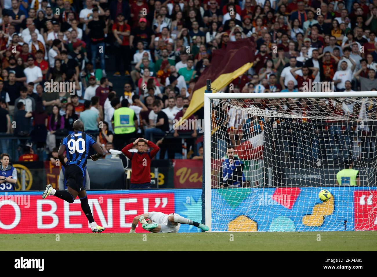 Rom, Italien. 06. Mai 2023. Romelu Lukaku, links, vom FC Internazionale, trifft während des Fußballspiels der Serie A zwischen Roma und dem FC Internazionale im Olympiastadion in Rom, Rom, Italien, am 6. Mai 2023. FC Internazionale besiegte Roma 2-0. Kredit: Riccardo De Luca - Update Images/Alamy Live News Stockfoto