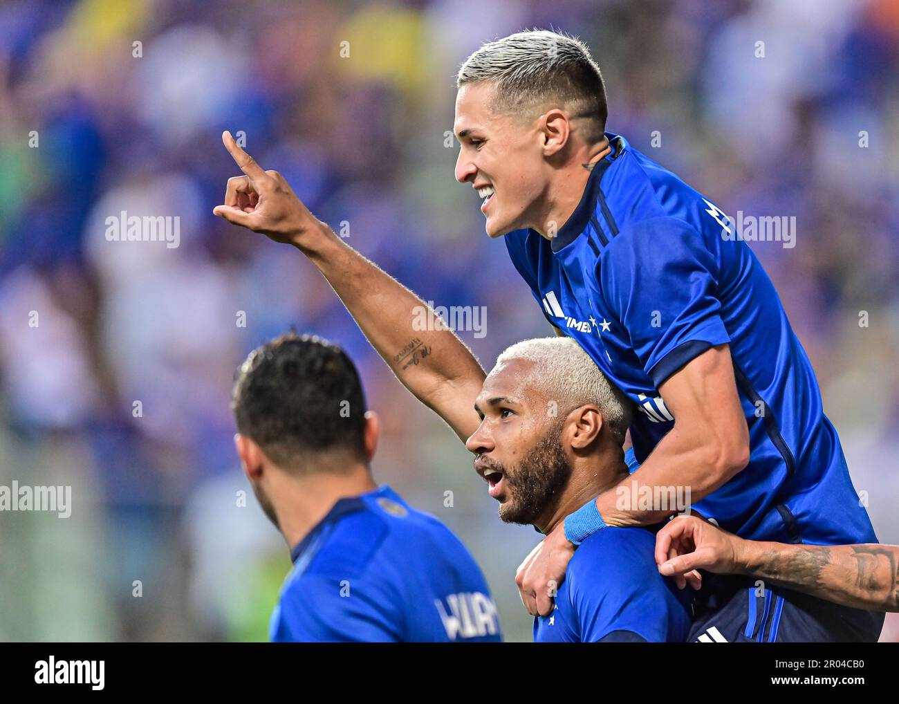 Belo Horizonte, Brasilien, 06. Mai 2023. Wesley Ribeiro von Cruzeiro feiert sein zweites Tor mit Mateus Vital während des Spiels zwischen Cruzeiro und Santos für die brasilianische Serie A 2023 am 06. Mai im Arena Independencia Stadium in Belo Horizonte. Foto: Gledston Tavares/DiaEsportivo/Alamy Live News Stockfoto