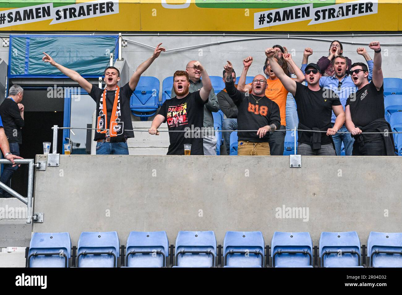 Die Fans Deinze bildeten nach einem Fußballspiel zwischen Jong Genk und KMSK Deinze während des 7 . Spieltags im Challenger Pro League Relegation Play-offs für die Saison 2022-2023 am Samstag , den 6 . Mai 2023 in Genk , Belgien . FOTO SPORTPIX | Stijn Audooren Stockfoto