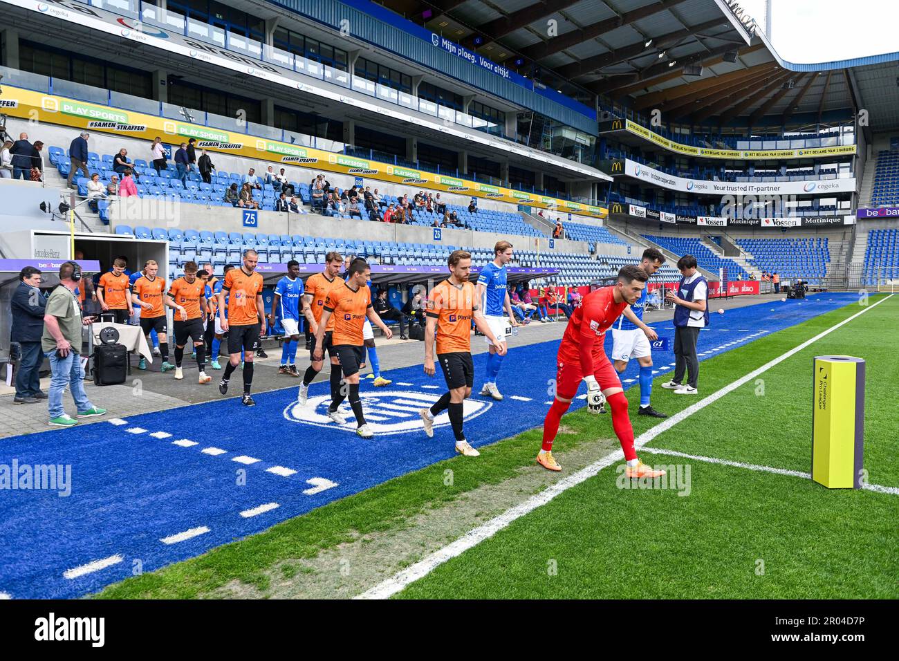 Vor einem Fußballspiel zwischen Jong Genk und KMSK Deinze während des 7 . Spieltags im Rahmen der Challenger Pro League Relegation Play-offs für die Saison 2022-2023 , am Samstag , den 6 . Mai 2023 in Genk , Belgien . FOTO SPORTPIX | Stijn Audooren Stockfoto