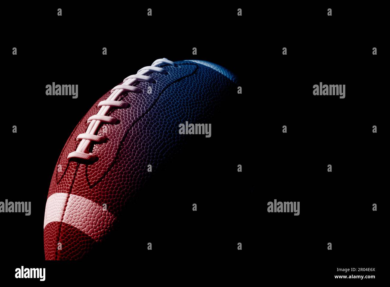 Neon American Football-Nahaufnahme auf schwarzem Hintergrund. Horizontales Sportposter, Grußkarten, Kopfzeilen, Website und App Stockfoto