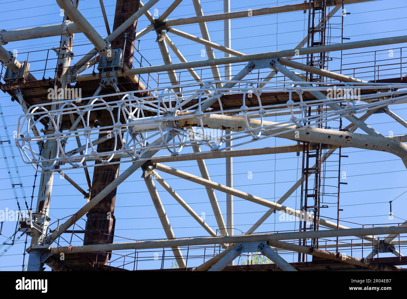 Tschernobyl, USA. 06. Mai 2023. Ansicht der russischen Militärinstallation auf dem Radarempfänger Duga im Gebiet Tschernobyl in der Ukraine am 6. Mai 2023. Gebaut für ein Frühwarnsystem für die Raketenabwehr, jetzt in der Sperrzone von Tschernobyl nach der Katastrophe der Kernkraftwerke gelegen und wegen radioaktiver Kontaminanten verlassen. (Foto: Lev Radin/Sipa USA) Guthaben: SIPA USA/Alamy Live News Stockfoto