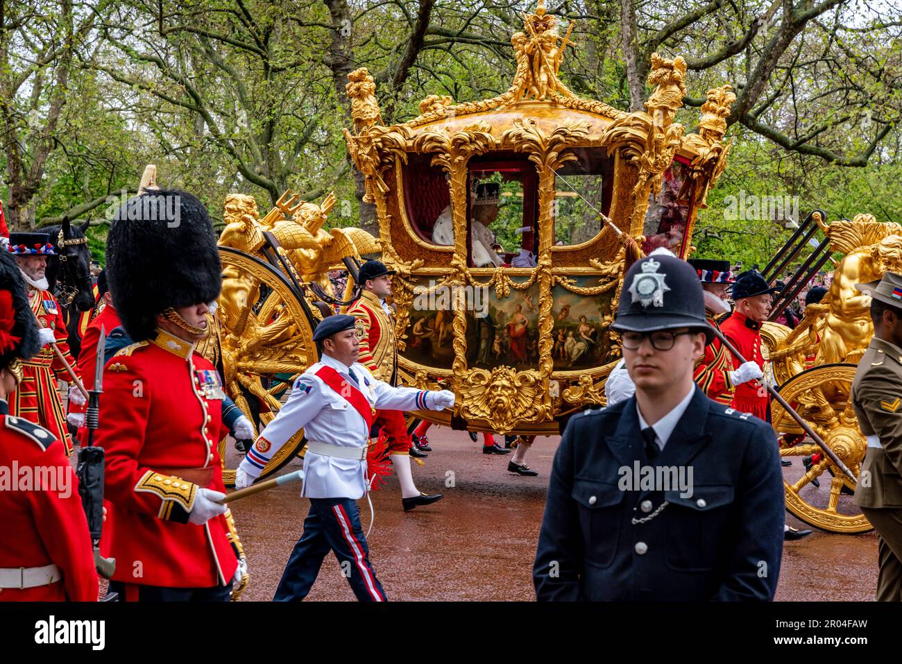 London, Großbritannien. 6. Mai 2023. König Charles III. Und Königin Camilla kehren entlang der Mall zum Buckingham Palace im Gold State Coach nach der Krönung zurück. Kredit: Grant Rooney/Alamy Live News Stockfoto