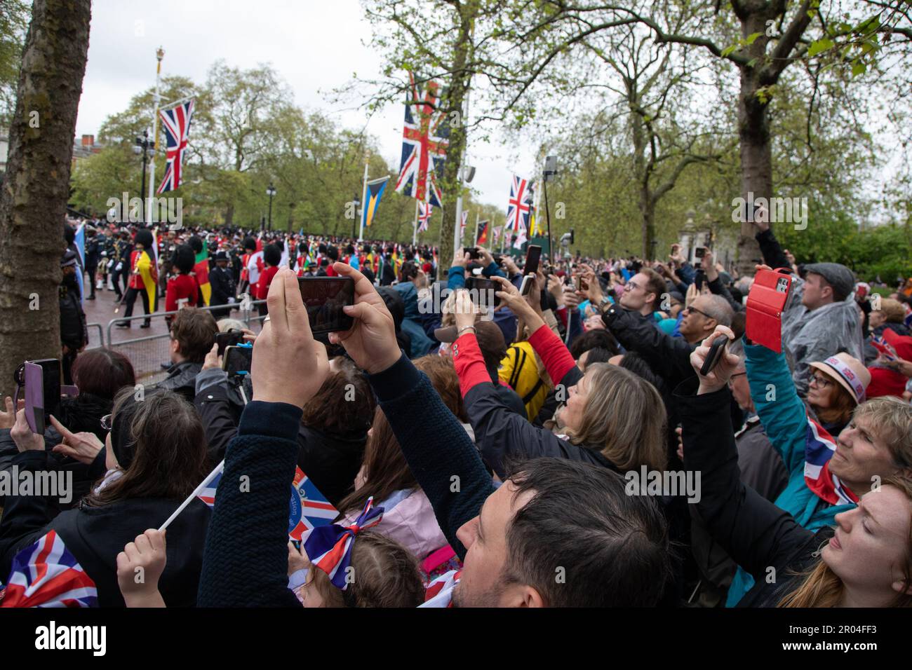 London, Großbritannien. 6. Mai 2023 Die Menschen machen Fotos bei der Prozession zur Krönung von König Karl III. Und Königin Camilla am Samstag, den 6. Mai 2023. Kredit: Kiki Streitberger / Alamy Live News Stockfoto