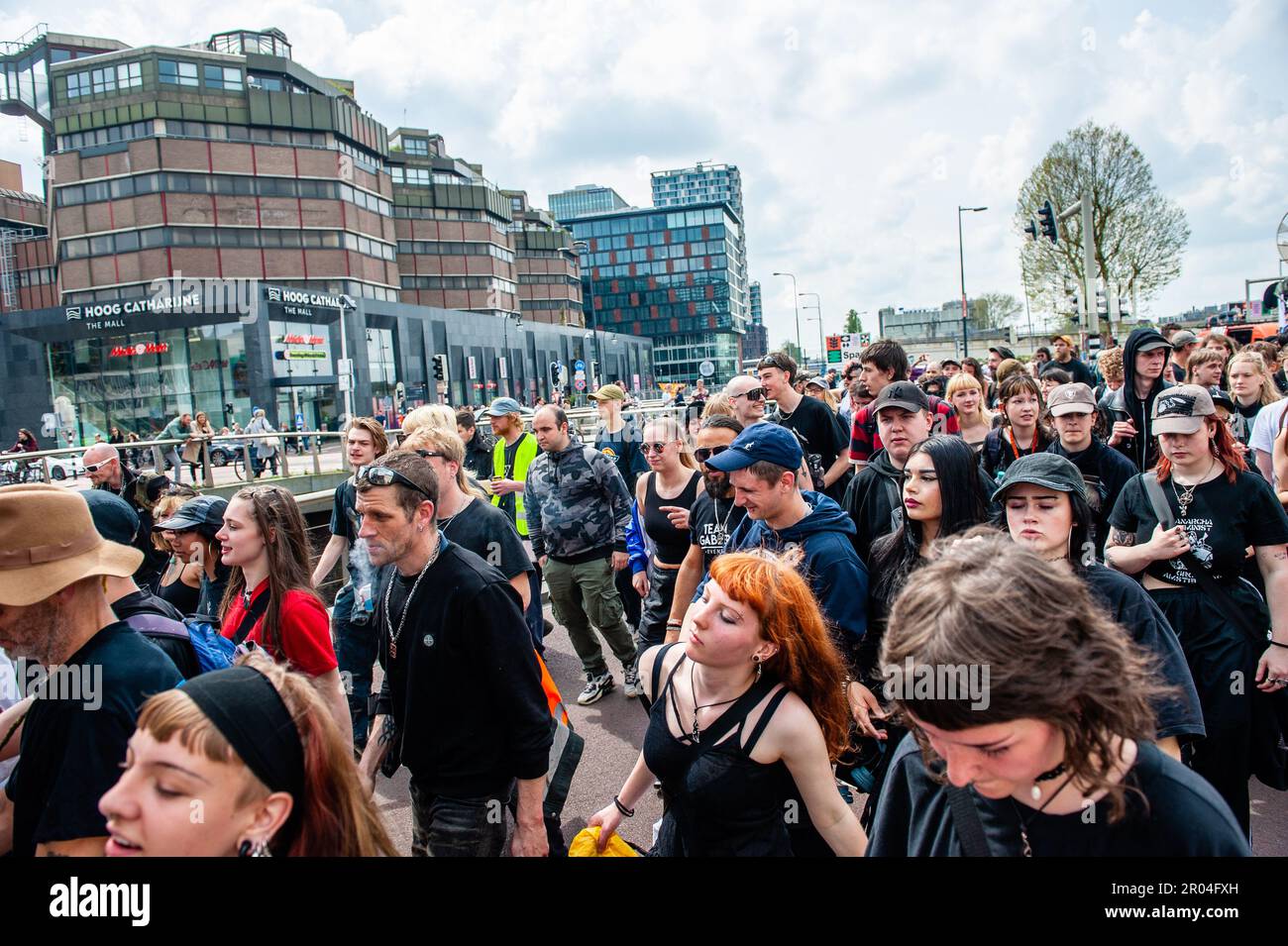 Hunderte von Demonstranten werden gesehen, wie sie hinter den Trucks herumlaufen und während der Demonstration Musik aller Art spielen. In der zunehmend überfüllten Stadt Utrecht muss es immer Raum für kreative „ausgefranste Kanten“ geben, um unabhängige Kunst und Kultur zu fördern. Vor diesem Hintergrund wurde im Stadtzentrum eine Demonstrationsveranstaltung organisiert. Die Parade durch die Stadt zählte mit der Anwesenheit von etwa 15 Musikautos, begleitet von Menschen, die tanzten. Die Organisation ist der Ansicht, dass der Gemeinde eine permanente Vision von Kulturheiligtümern fehlt. Stockfoto