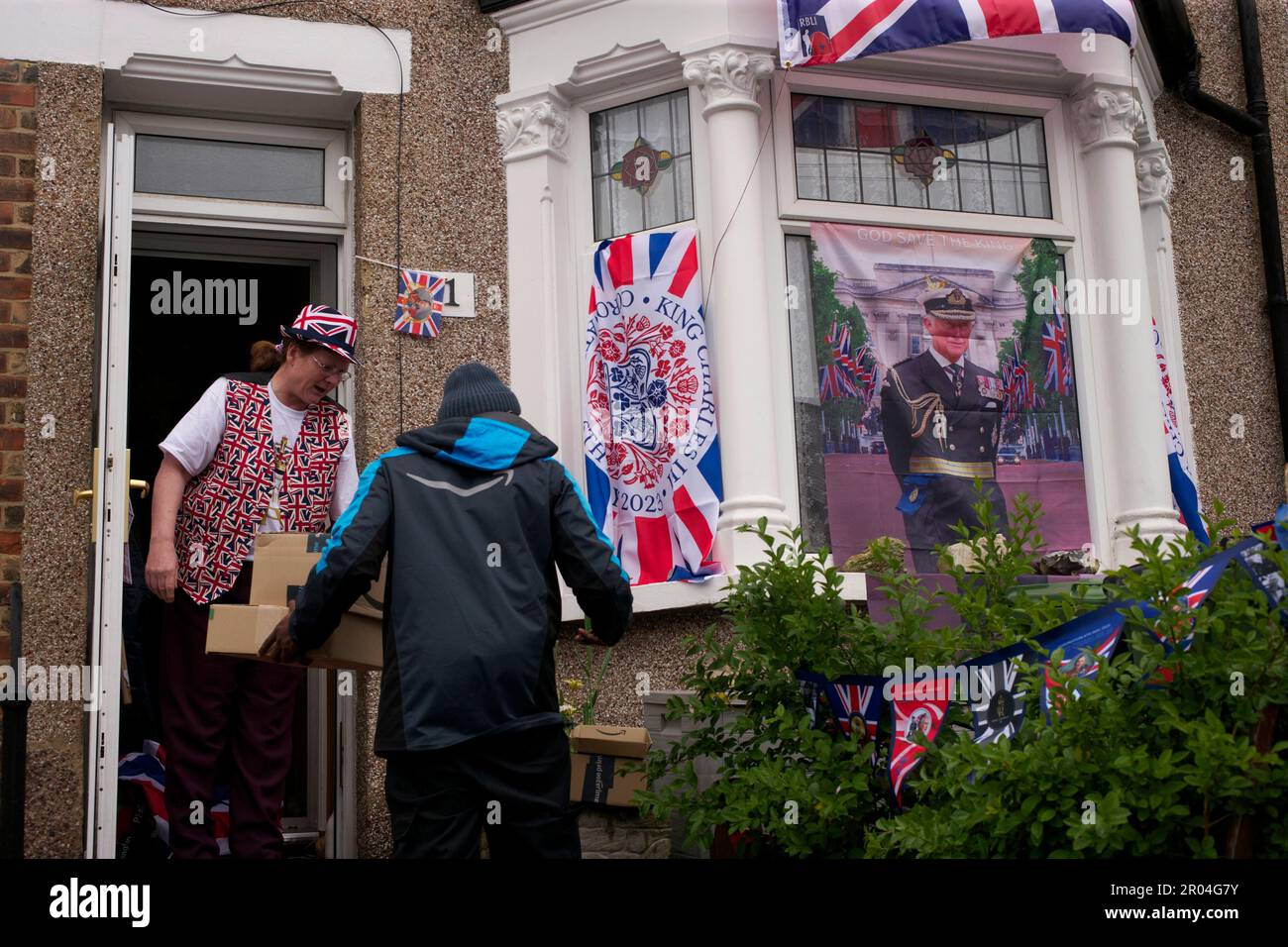 Amazon beliefert das Haus, das zum Krönungstag dekoriert wurde - 6. Mai 2023 - in Abbey Wood, Südosten von London, Großbritannien Stockfoto