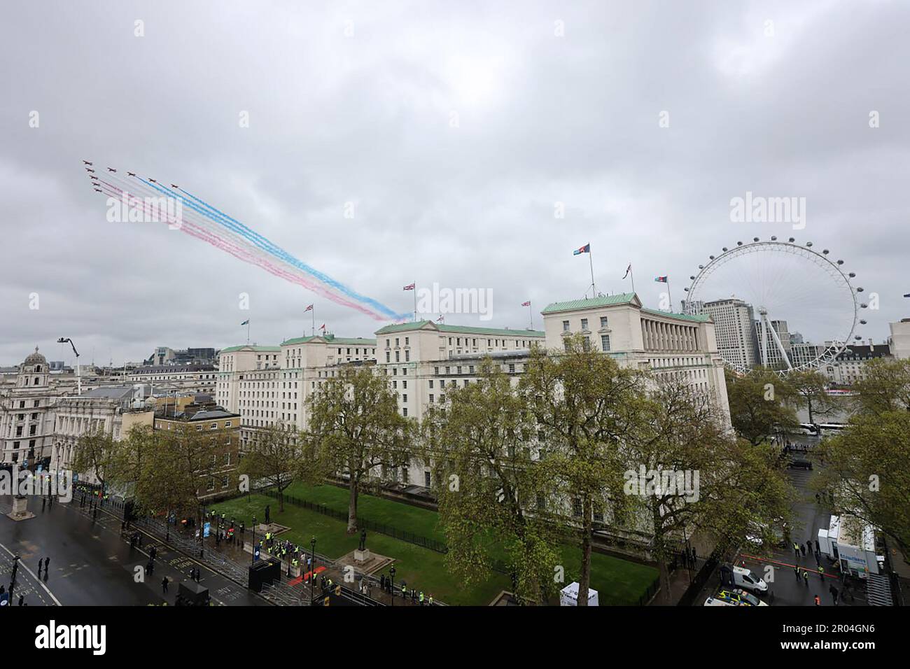 Nach der Krönungszeremonie von König Karl III. Und Königin Camilla am Samstag, den 6. Mai 2023 in London, England, fliegen die Roten Pfeile über London. Foto: British Ministry of Defence/UPI Credit: UPI/Alamy Live News Stockfoto