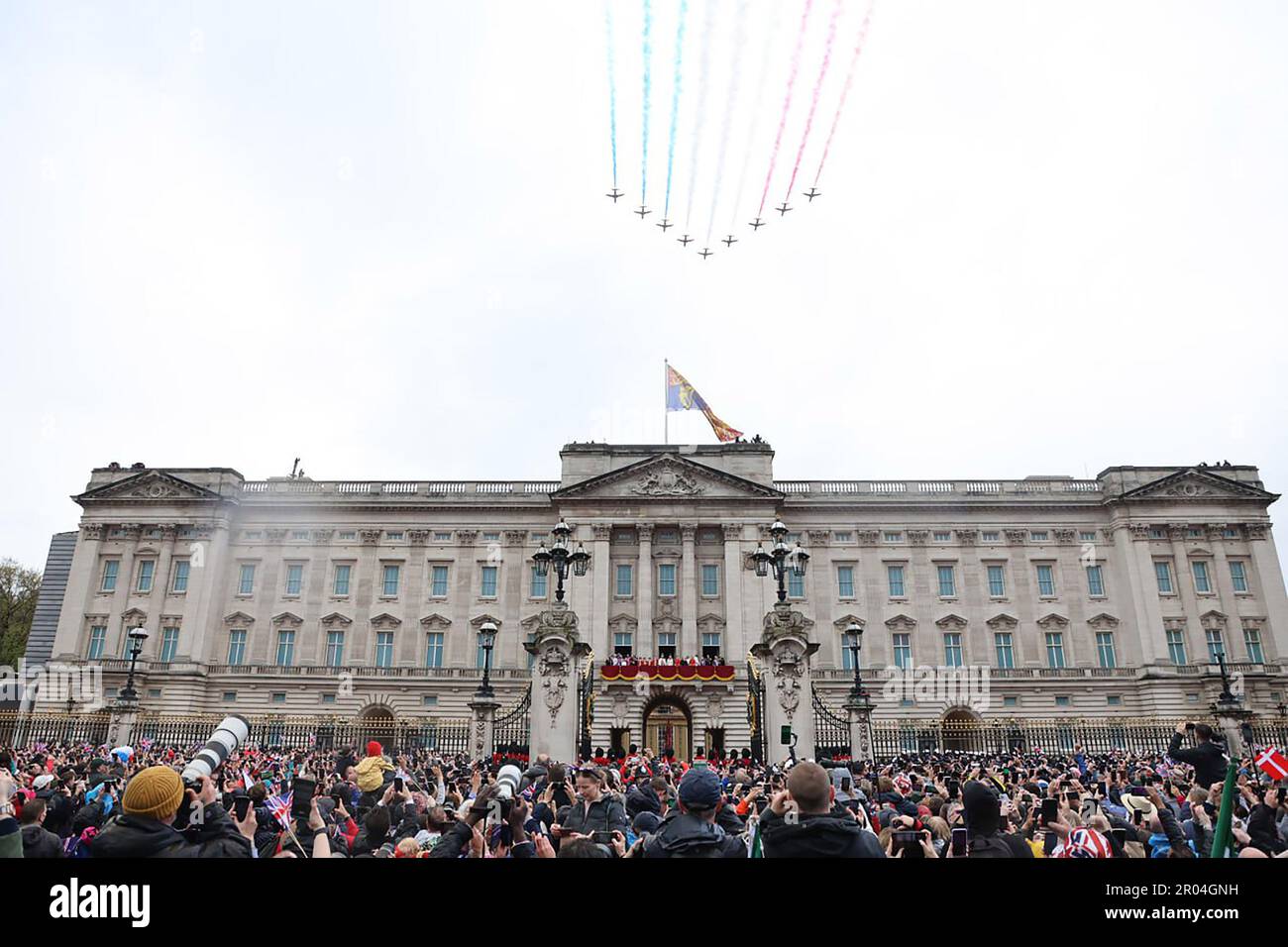 Nach der Krönungszeremonie von König Karl III. Und Königin Camilla am Samstag, den 6. Mai 2023 in London, England, fliegen die Roten Pfeile über London. Foto: British Ministry of Defence/UPI Credit: UPI/Alamy Live News Stockfoto