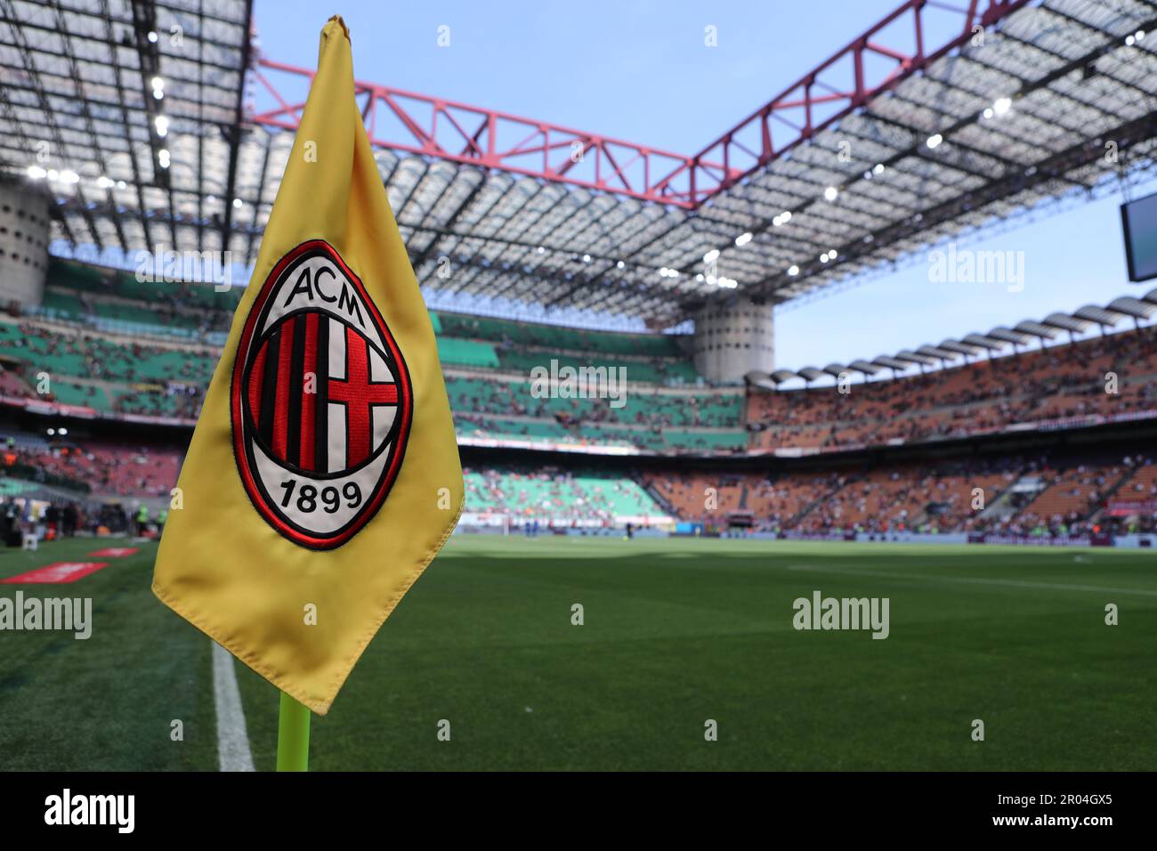 Mailand, Italien. 06. Mai 2023. Vor dem Fußballspiel der Serie A zwischen AC Mailand und SS Lazio im Stadio Giuseppe Meazza am 6. Mai 2023 in Mailand, Italien, wird eine Eckfahne mit dem Wappen des AC Mailand gesehen. Kredit: Marco Canoniero/Alamy Live News Stockfoto