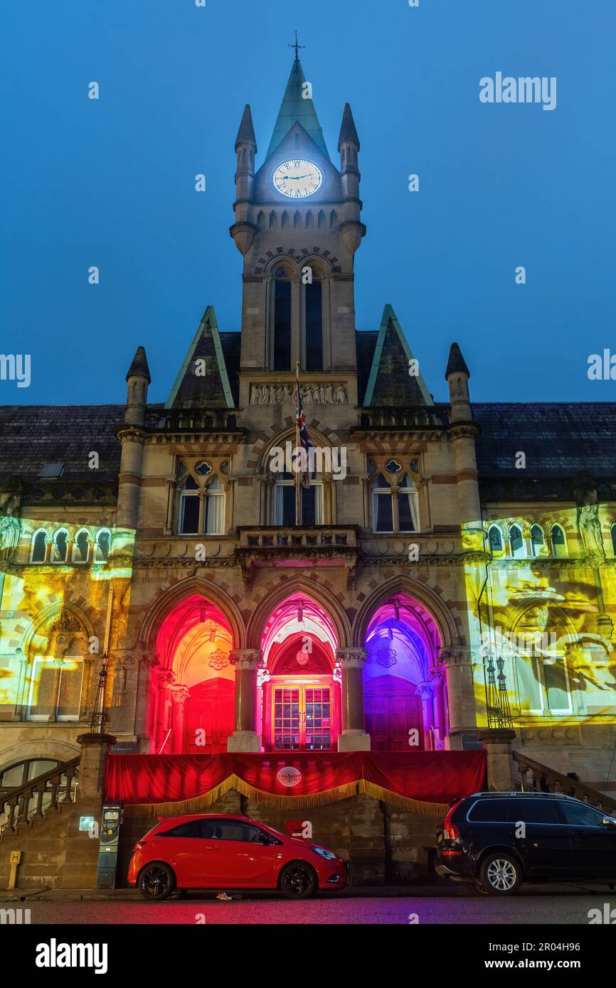 Mai 6. 2023. Winchester, Hampshire, England, Großbritannien. Am Abend der Krönung von König Karl III. Und Königin Camilla wurde die Guildhall im Stadtzentrum von Winchester mit Projektionen des Lebens des Königs und der Krönungssymbole beleuchtet, um diesen Anlass zu feiern. Stockfoto